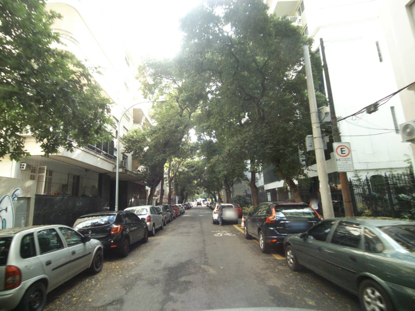 Street-level view near Edifício Barth, Catete