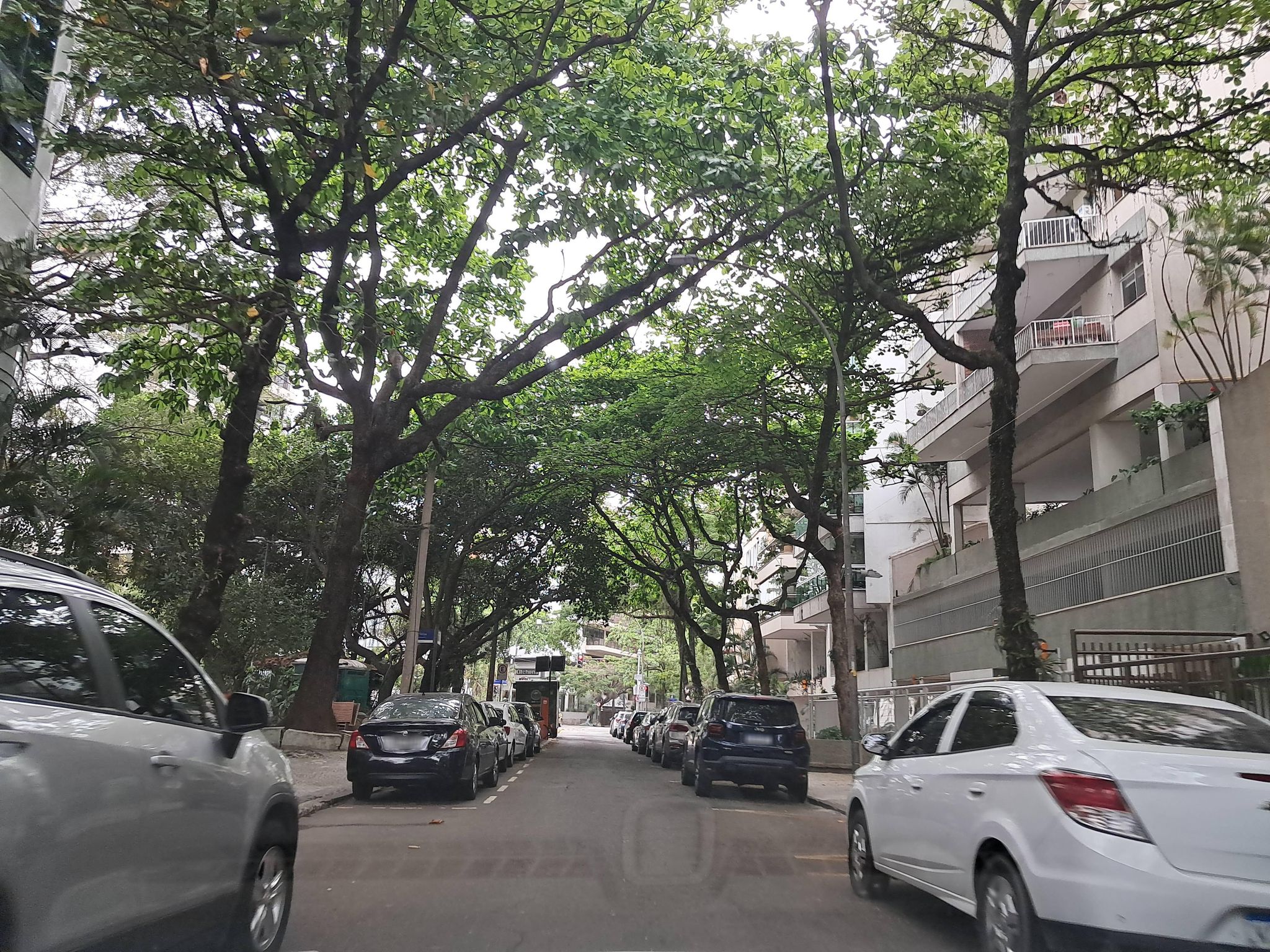 Street-level view near Edifício Bauhaus Ville, Ipanema