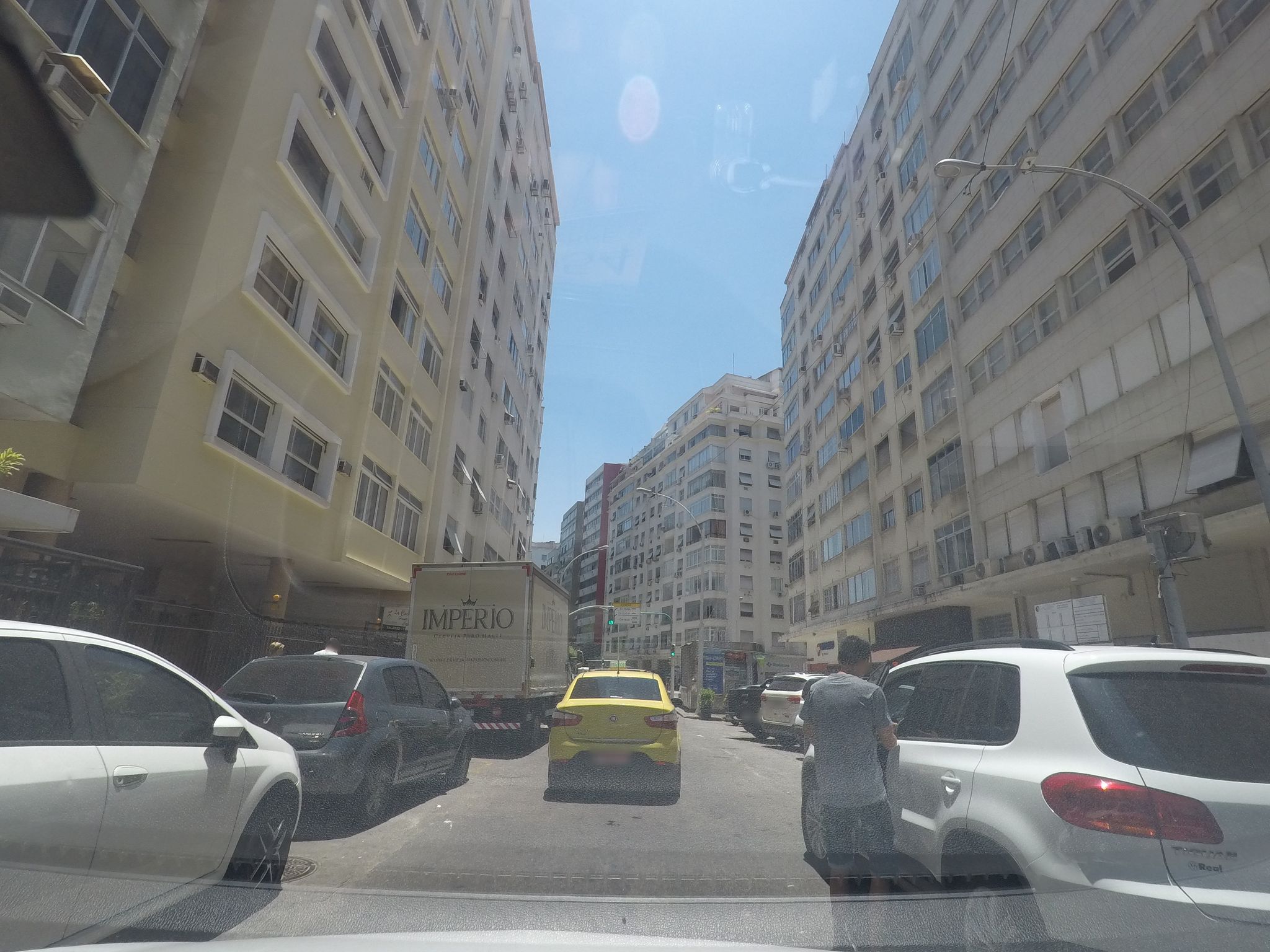 Street-level view near Edifício Begossi, Copacabana