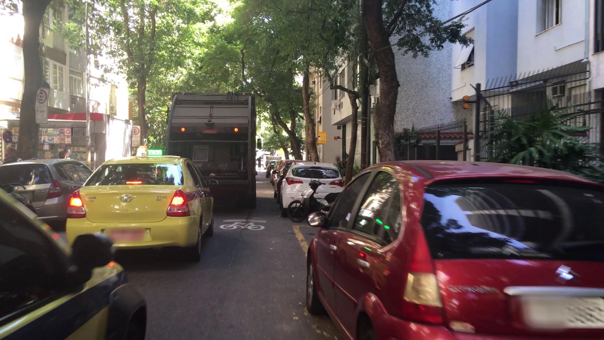 Street-level view near Edifício Belem, Catete