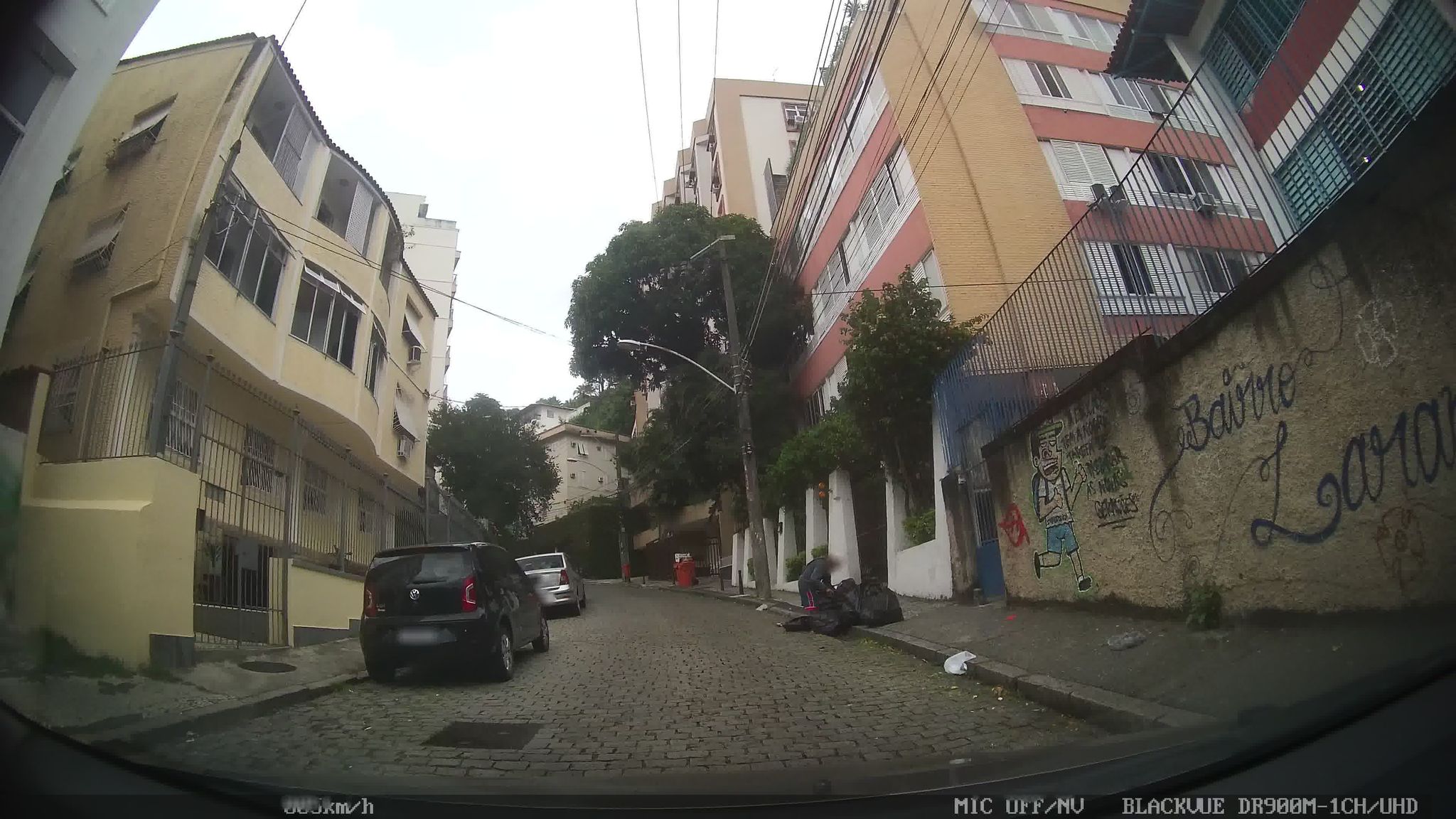 Street-level view near Edifício Belisário Tavora, Laranjeiras