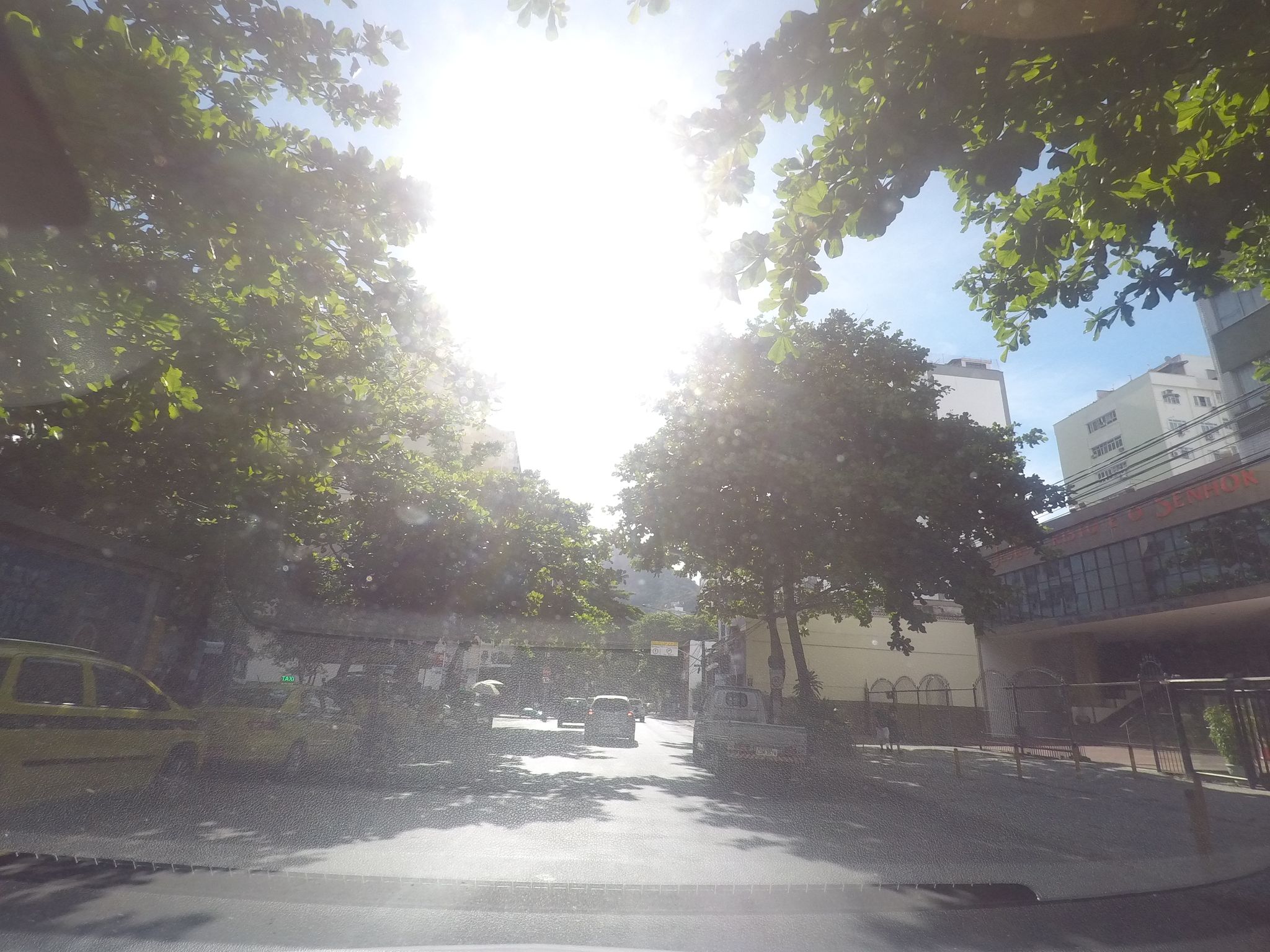 Street-level view near Edifício Bellina, Botafogo