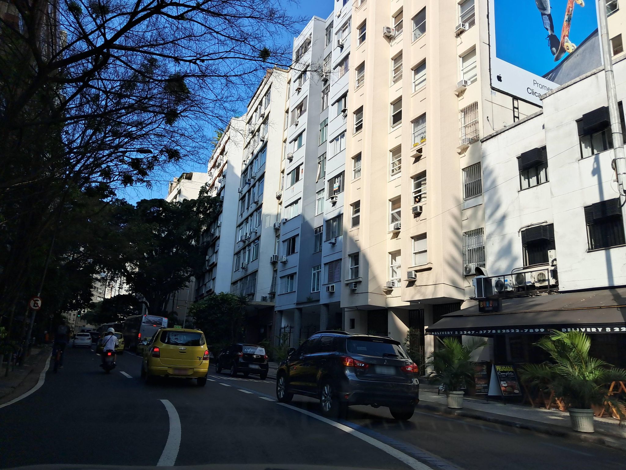 Street-level view near Edifício Bermuda, Ipanema