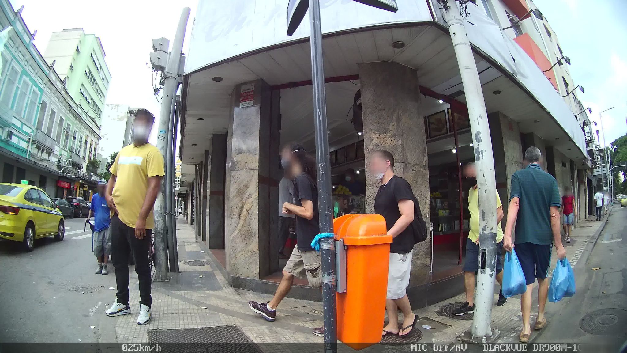 Street-level view near Edifício Biami, Humaitá