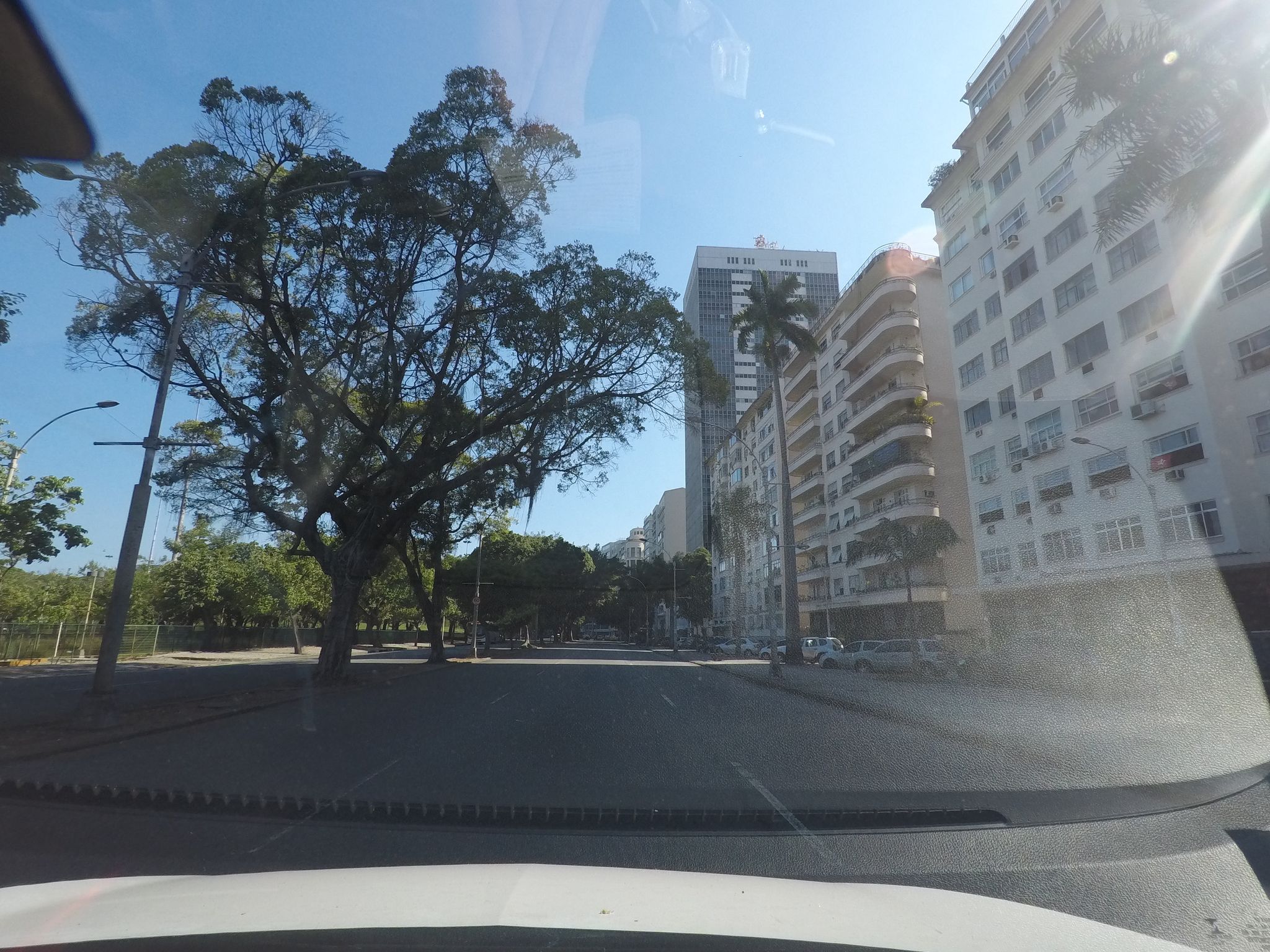 Street-level view near Edifício Biarritz, Flamengo