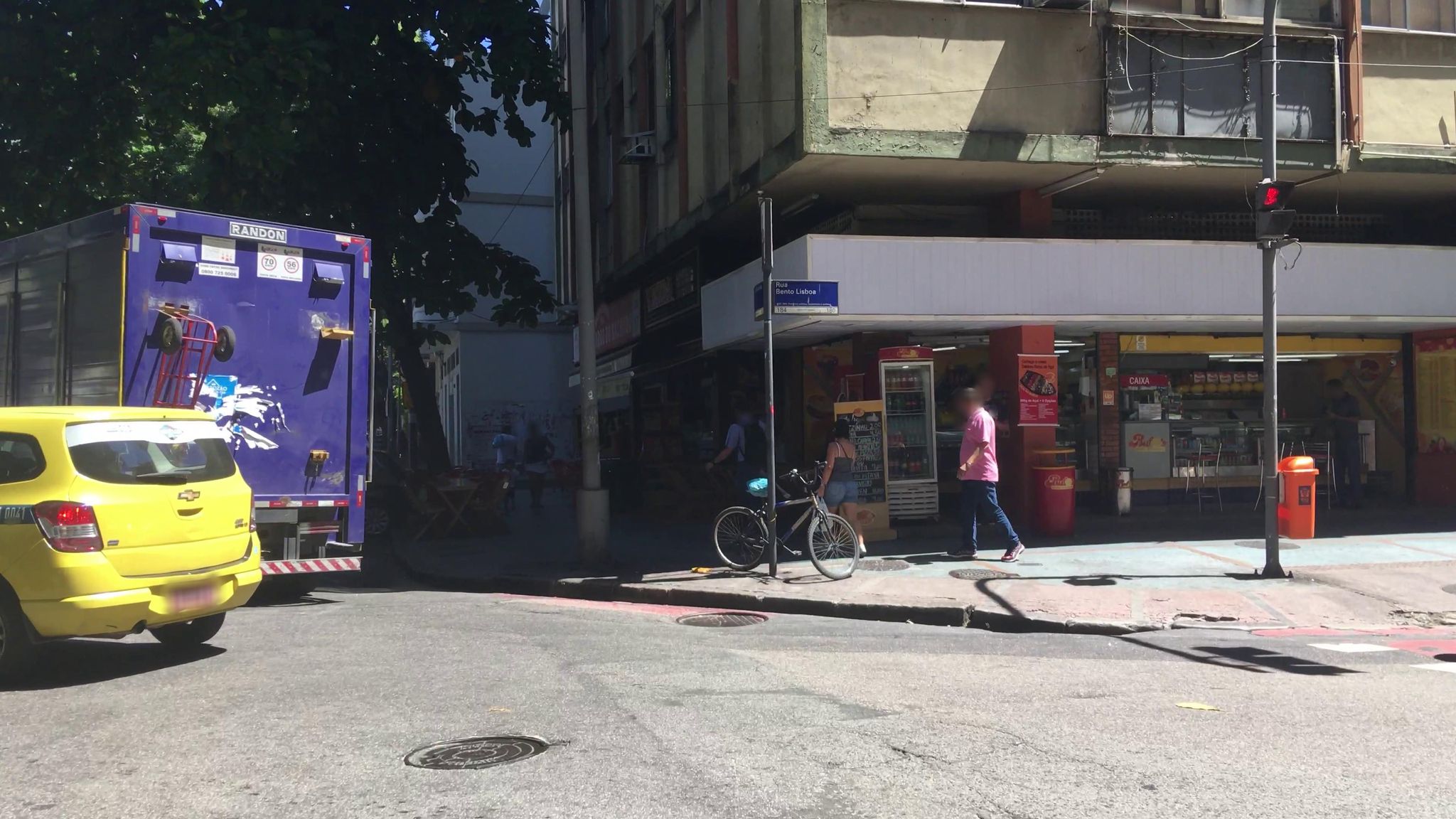 Street-level view near Edifício Big, Catete