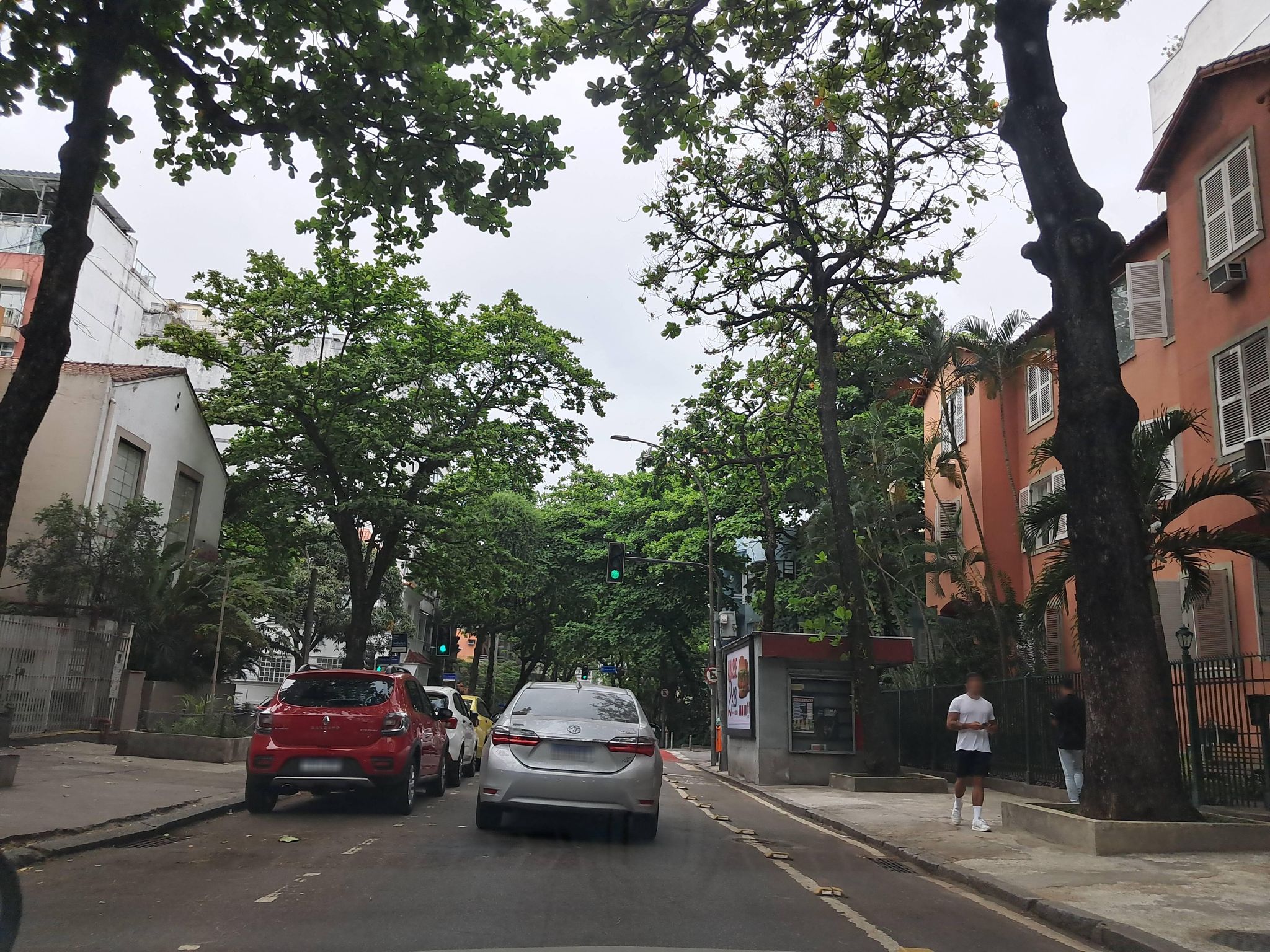 Street-level view near Edifício Biguá, Ipanema