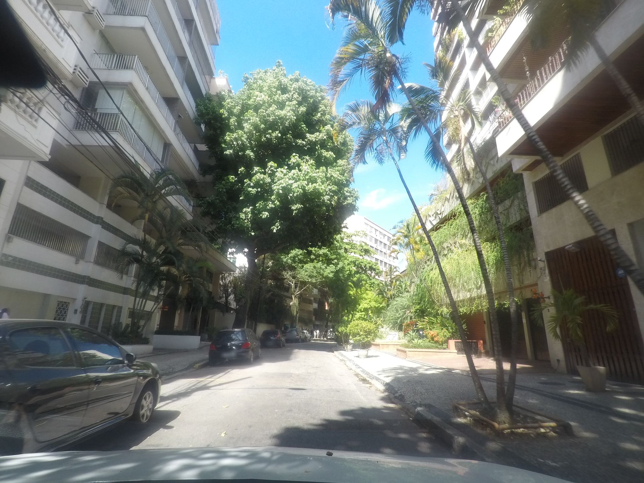 Street-level view near Edifício Blue Star, Humaitá