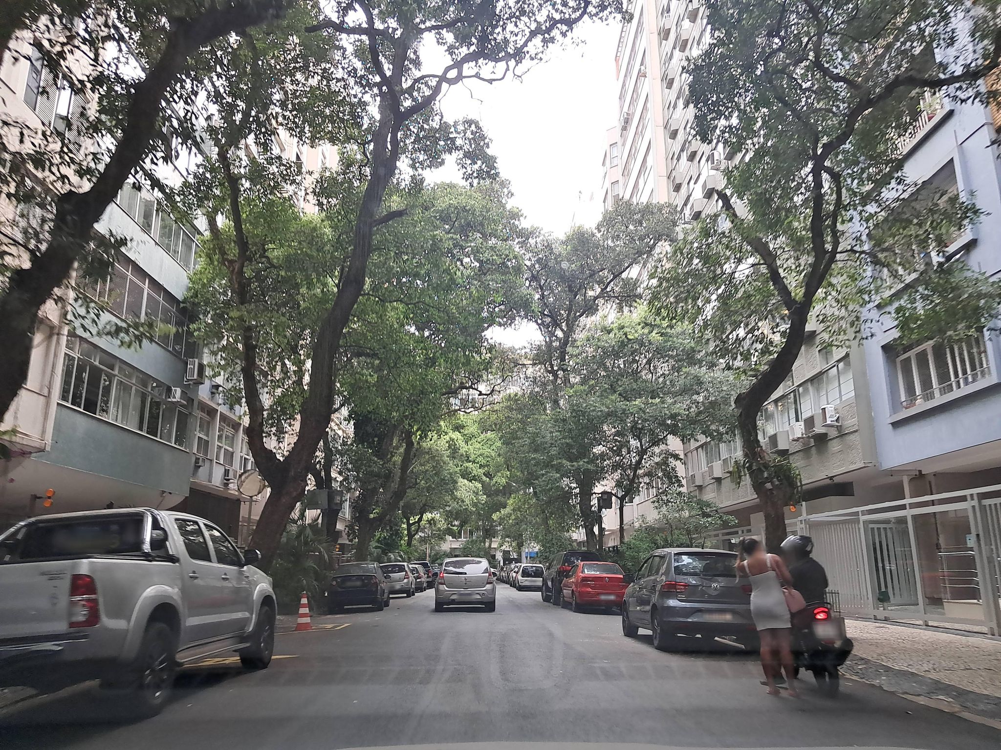 Street-level view near Edifício Blumenal, Copacabana