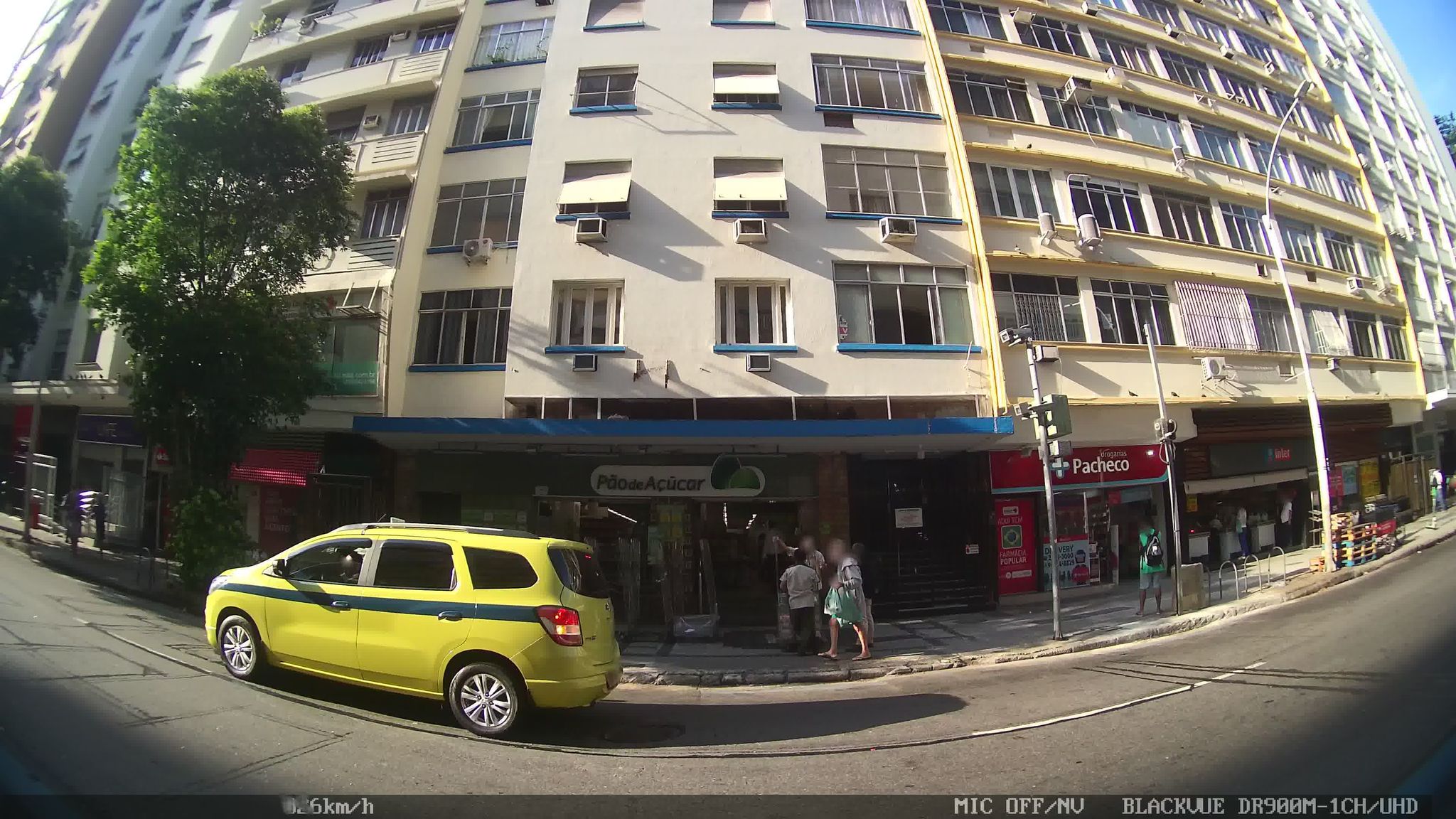 Street-level view near Edifício Boa Esperanca, Leme