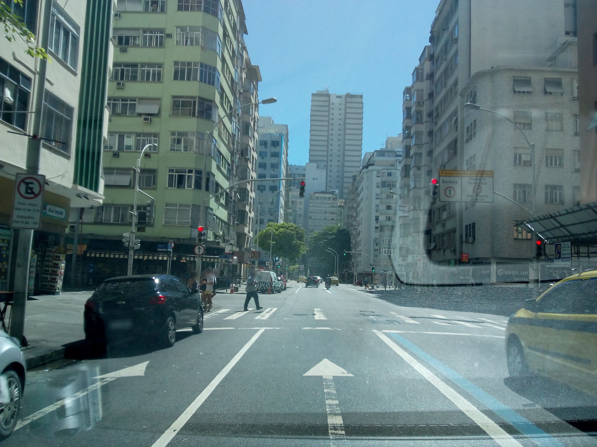 Street-level view near Edifício Boa Esperanca, Copacabana