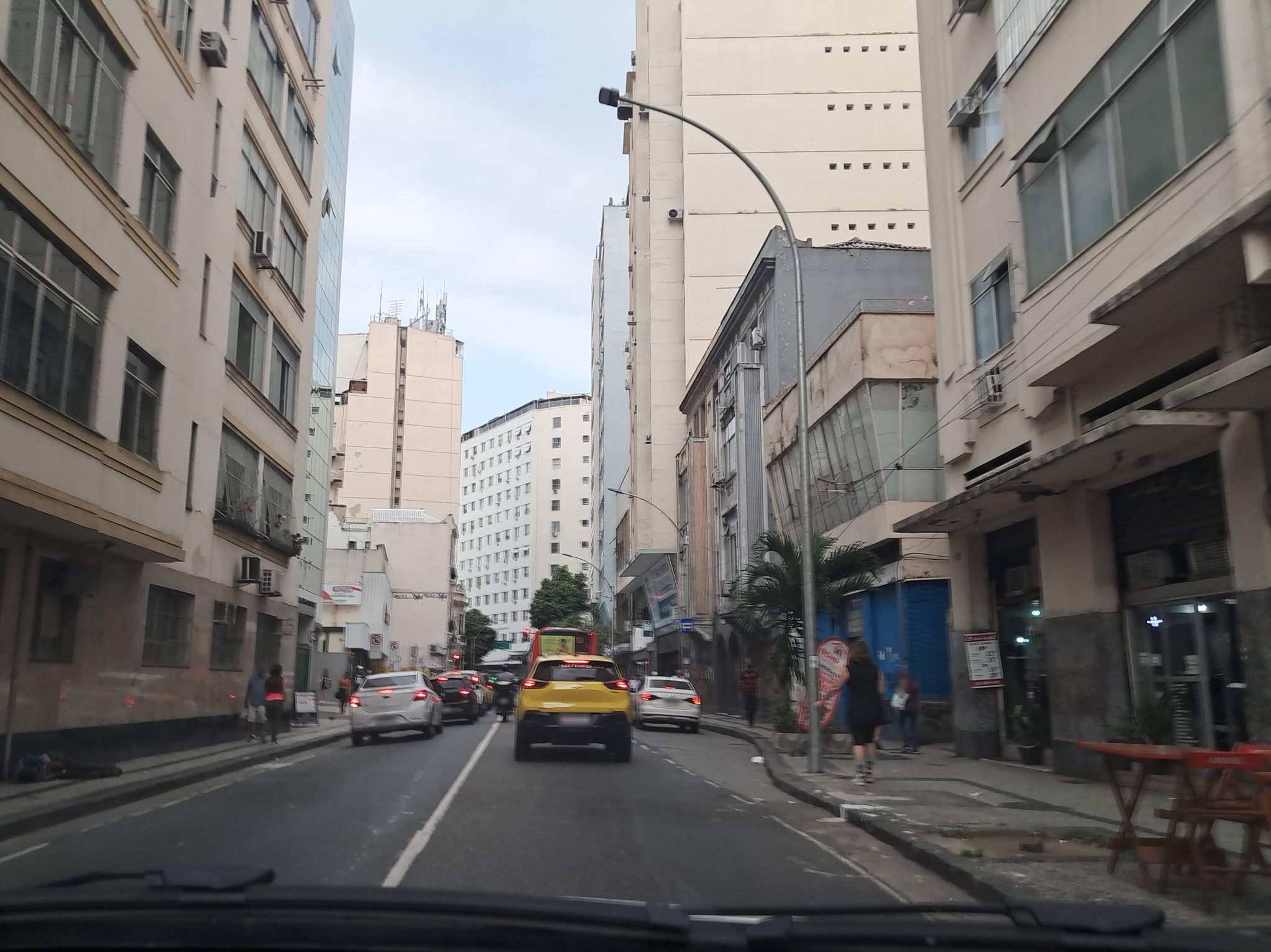 Street-level view near Edifício Boa Hora, Santa Teresa