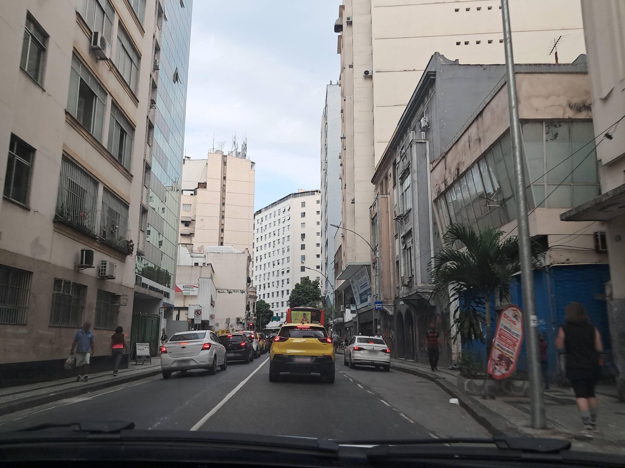 Street-level view near Edifício Boa Hora, Centro