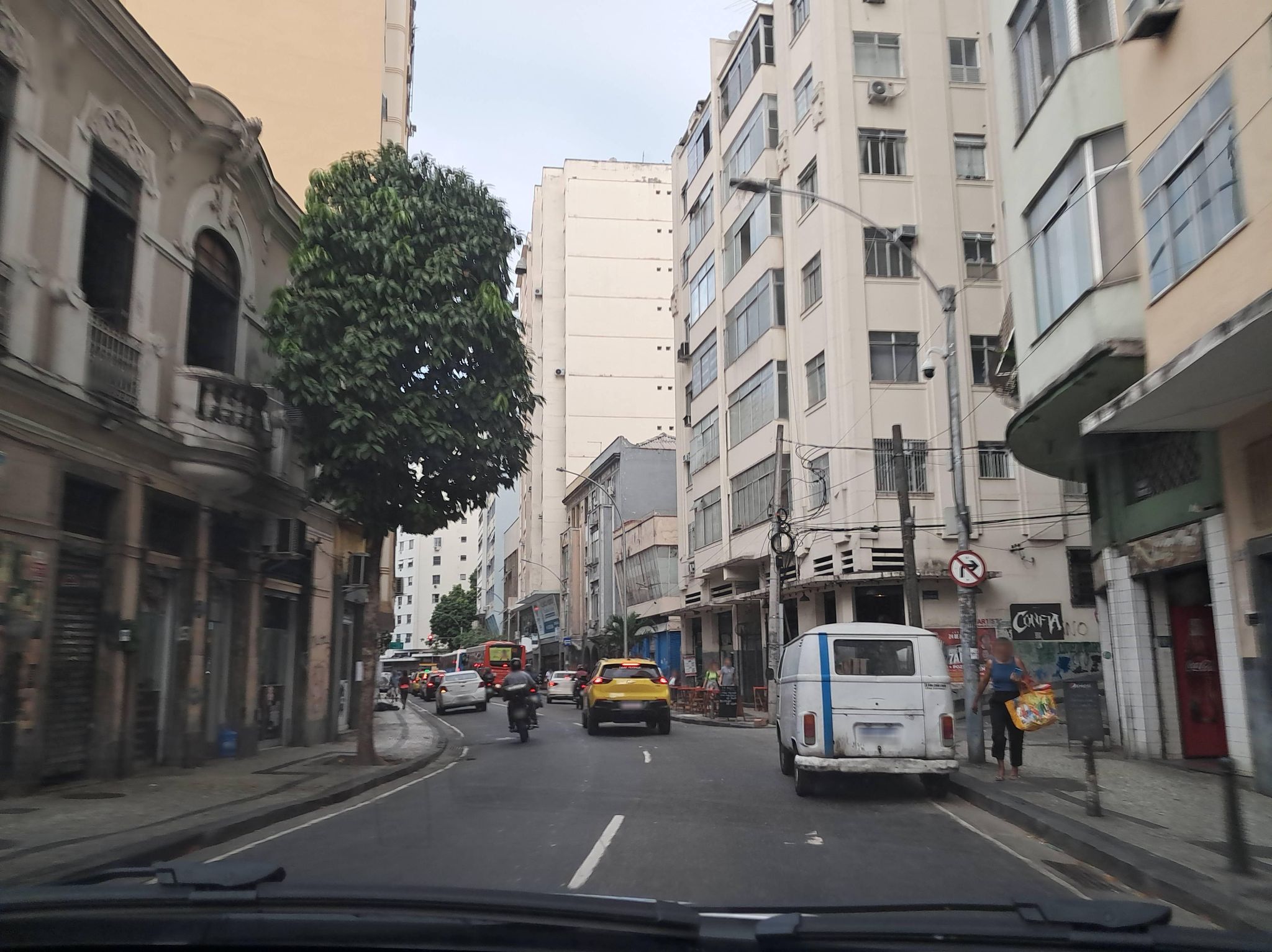 Street-level view near Edifício Boa Jornada, Centro