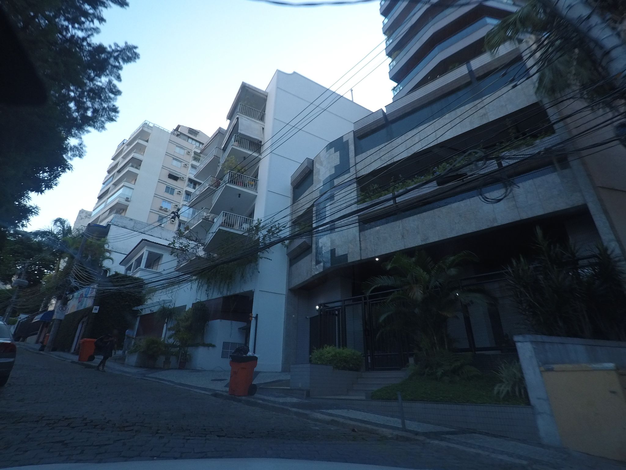 Street-level view near Edifício Bogari, Humaitá