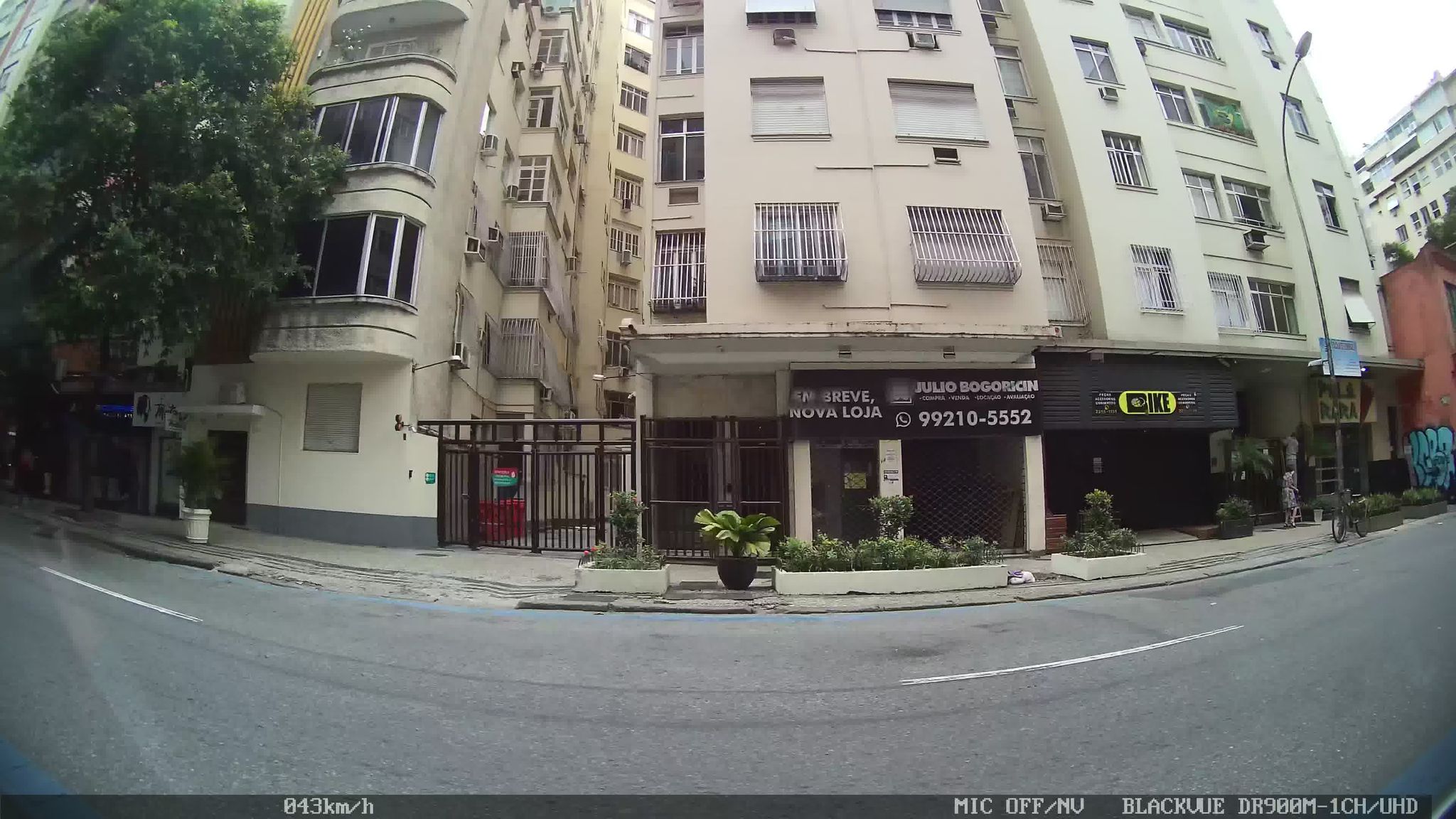 Street-level view near Edifício Bom Pastor, Copacabana