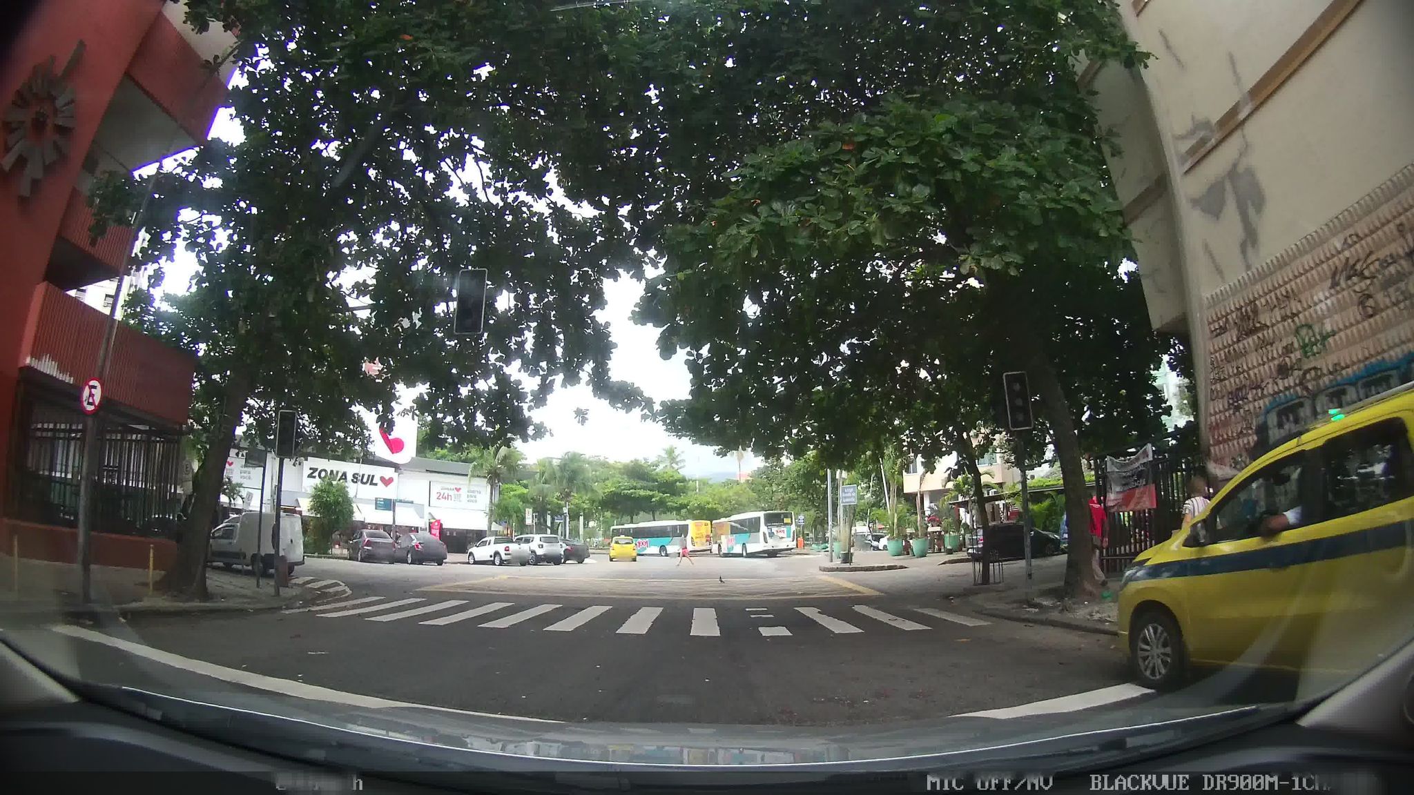 Street-level view near Edifício Bonfim, Ipanema