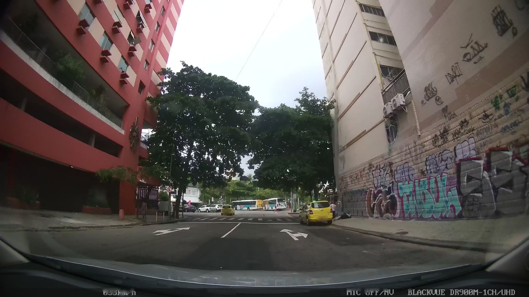 Street-level view near Edifício Bonfim, Copacabana