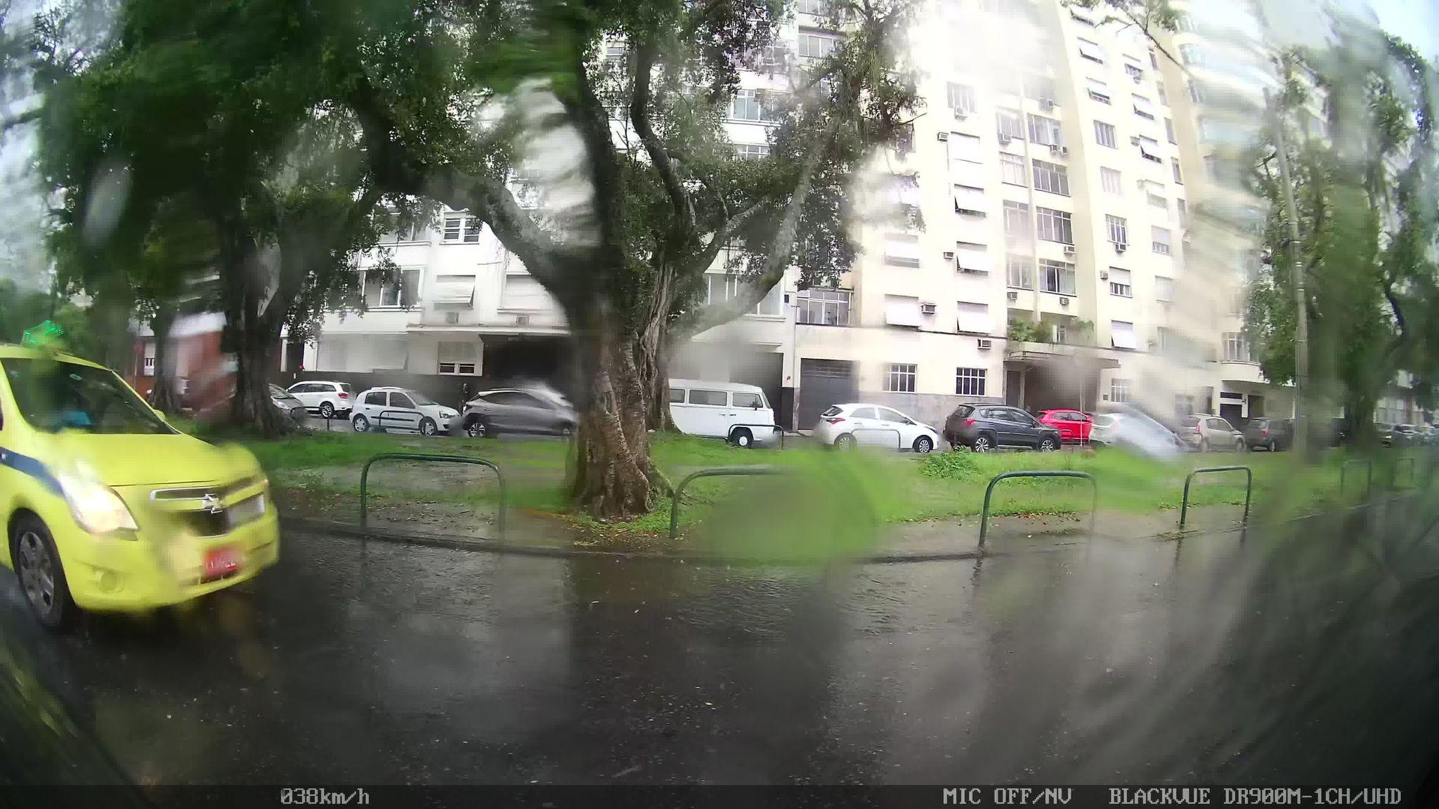 Street-level view near Edifício Botafogo, Flamengo