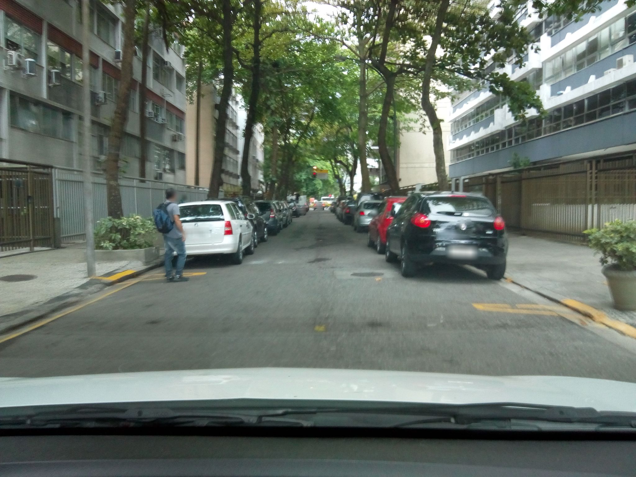 Street-level view near Edifício Bougannille, Leblon