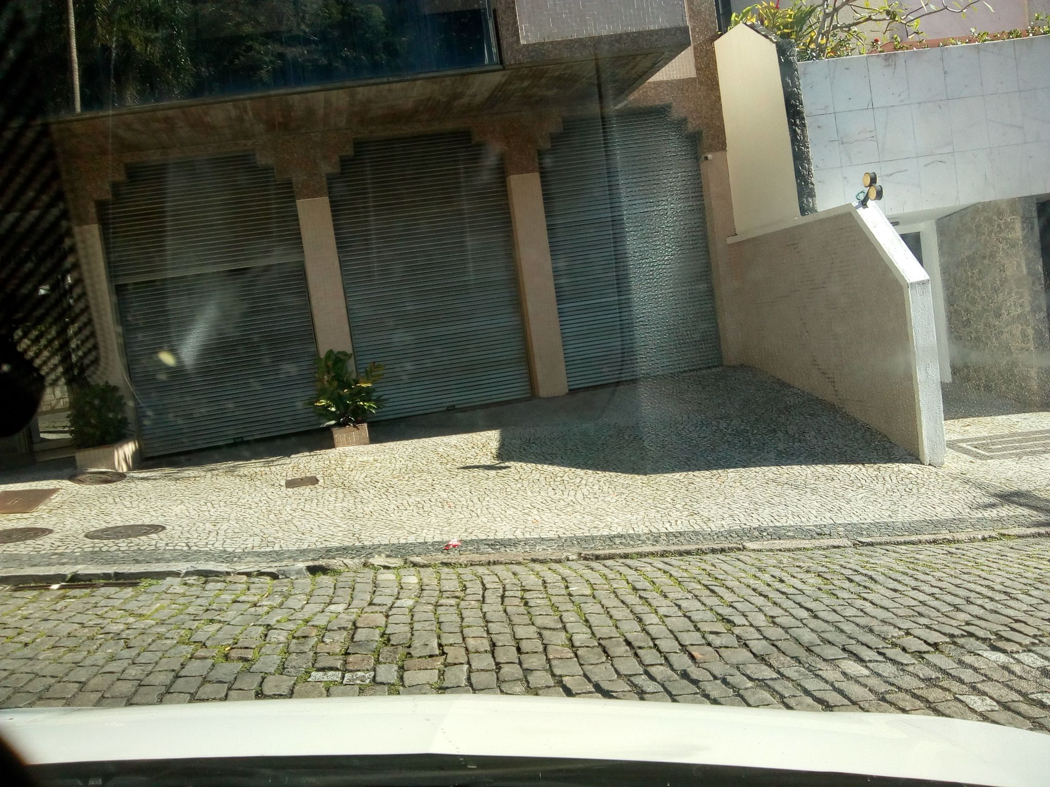 Street-level view near Edifício Bouganville, Leblon