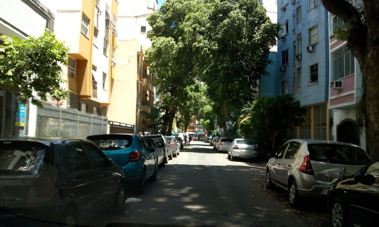 Street-level view near Edifício Bouil, Catete