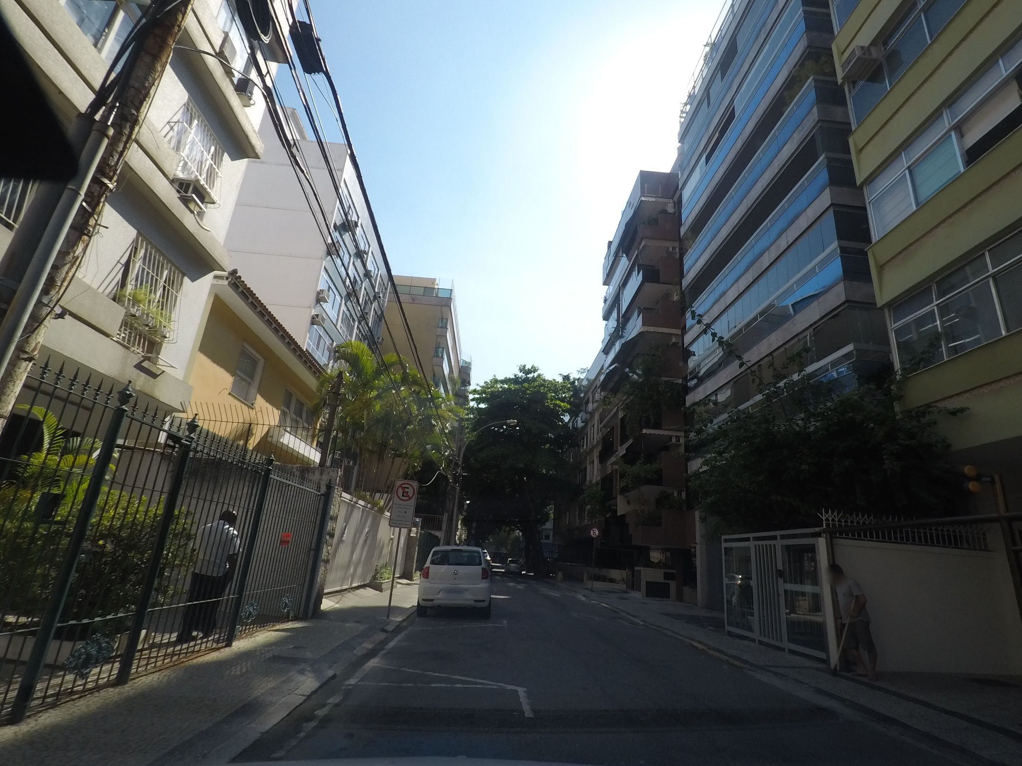 Street-level view near Edifício Bourgogne, Leblon