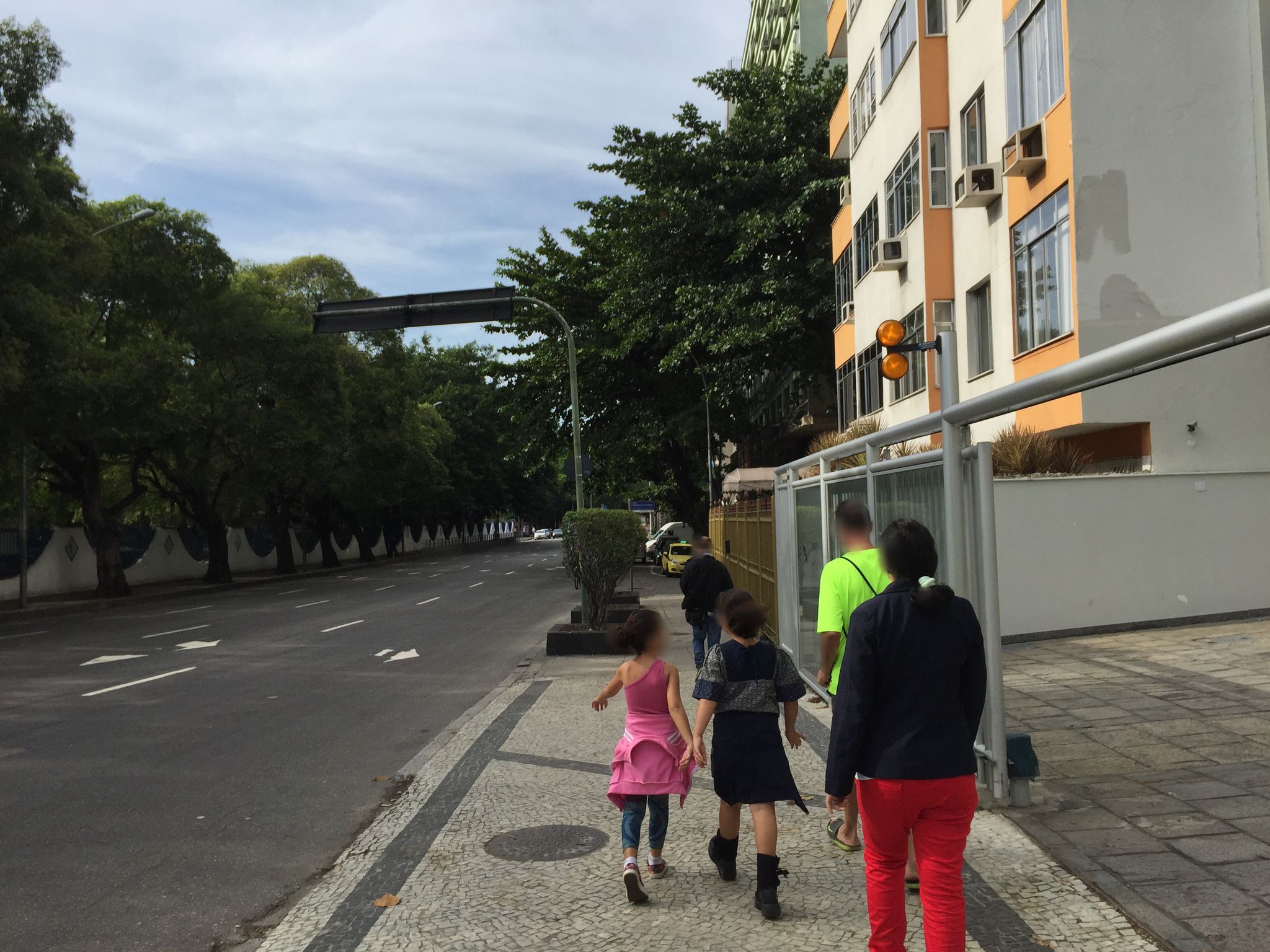 Street-level view near Edifício Bozzi, Urca