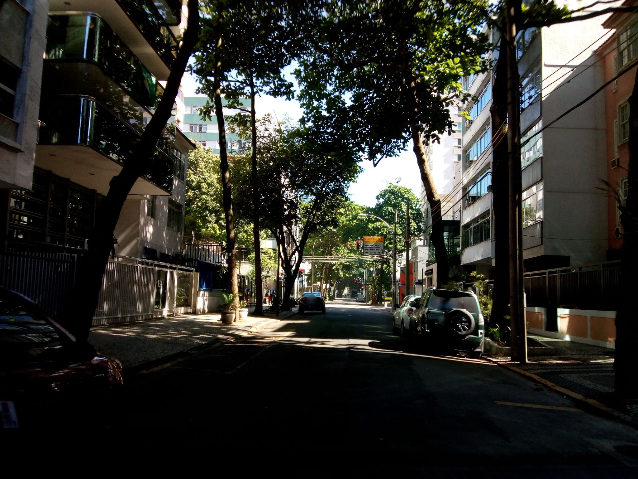 Street-level view near Edifício Braga, Leblon