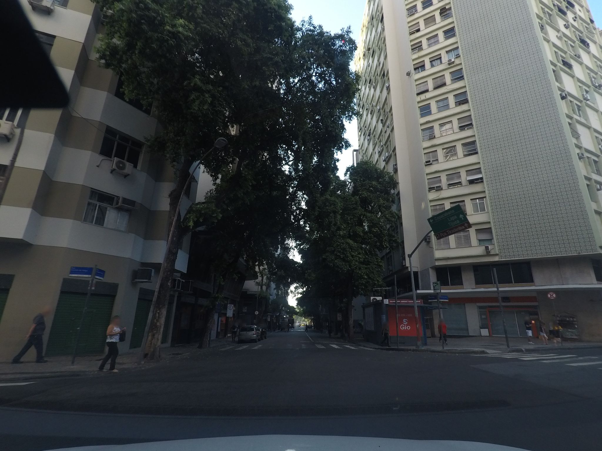 Street-level view near Edifício Brandão Magalhães, Centro