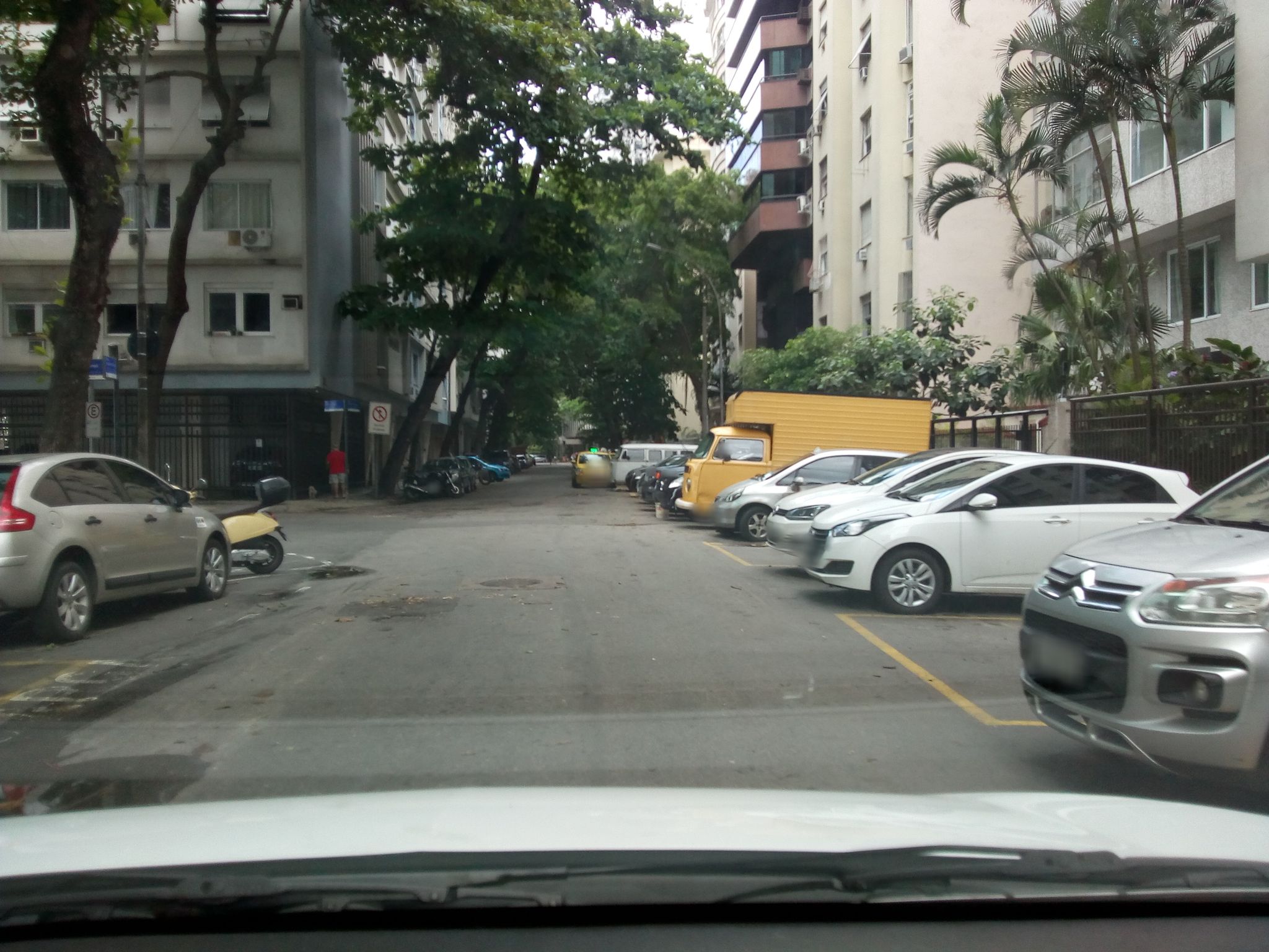 Street-level view near Edifício Brasber, Leme