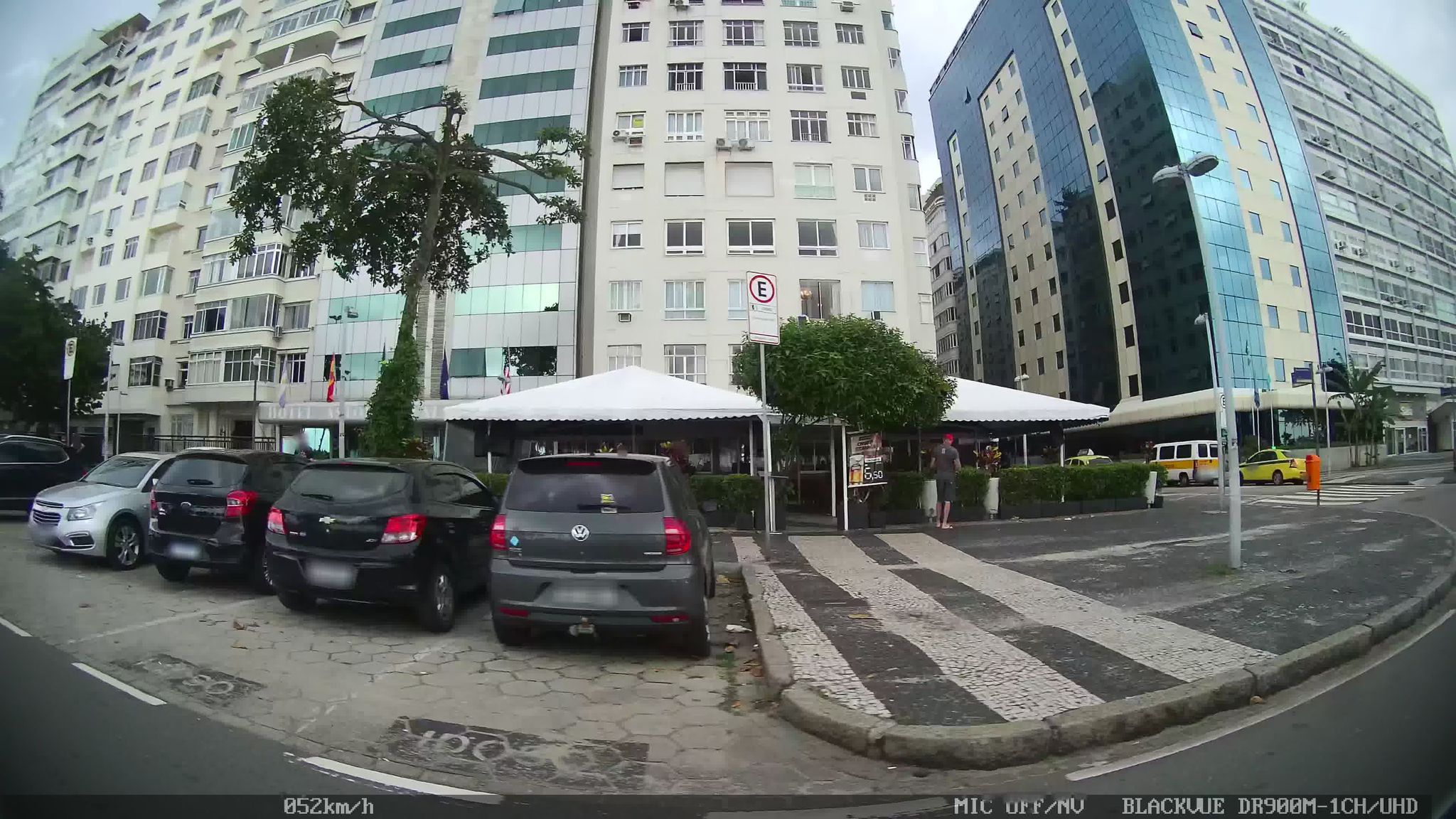 Street-level view near Edifício Brasil, Copacabana