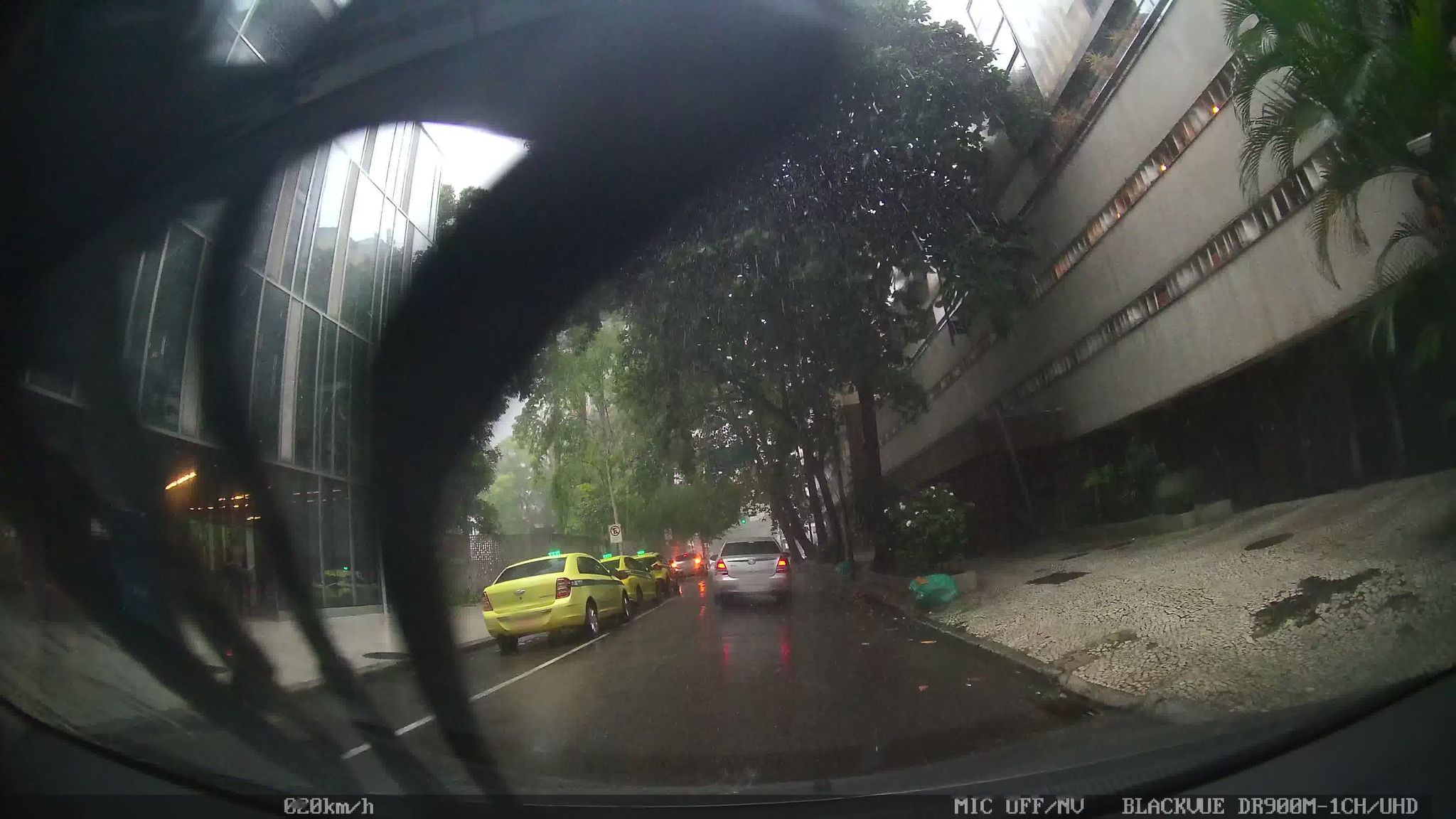 Street-level view near Edifício Braspar, Botafogo