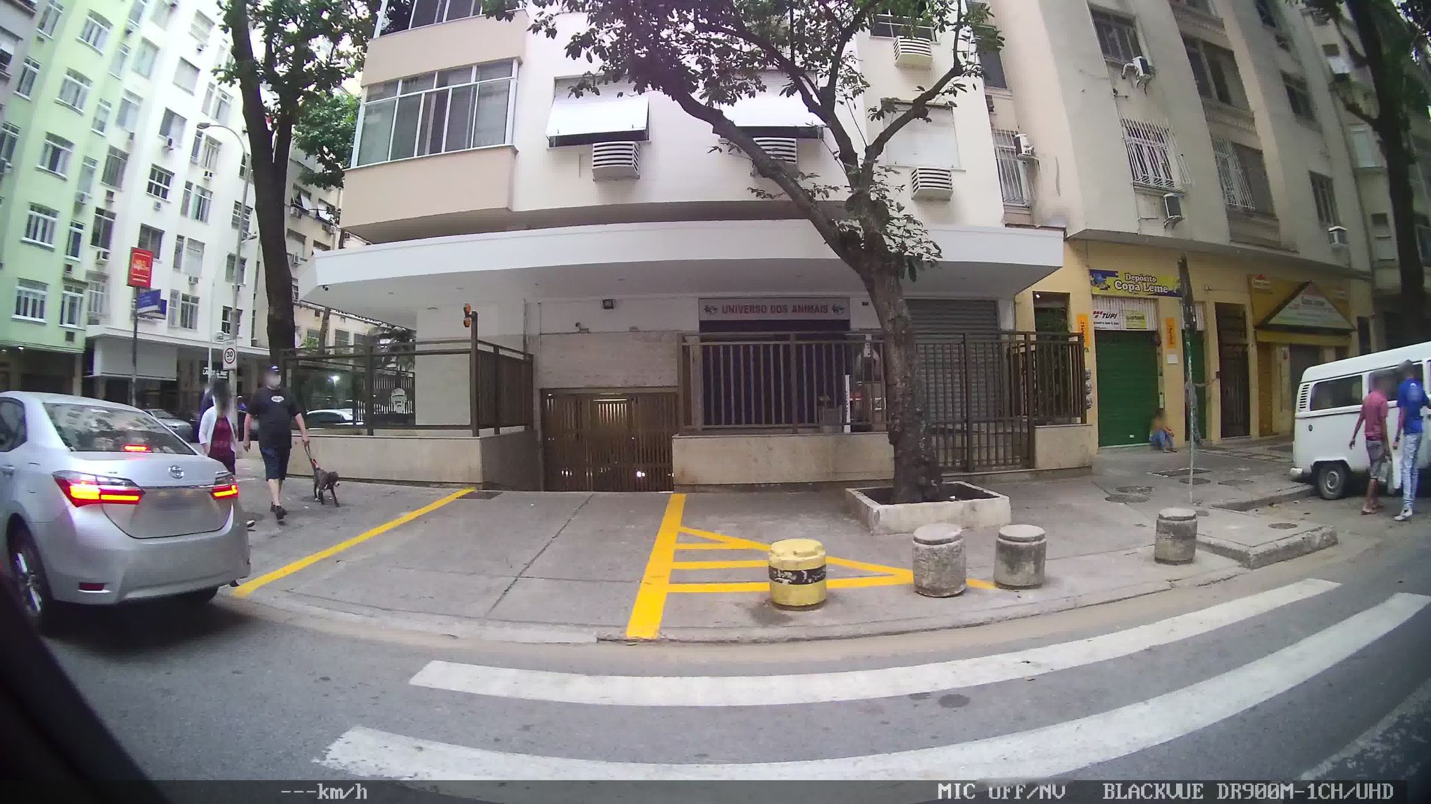 Street-level view near Edifício Brigadeiro Machado, Leme