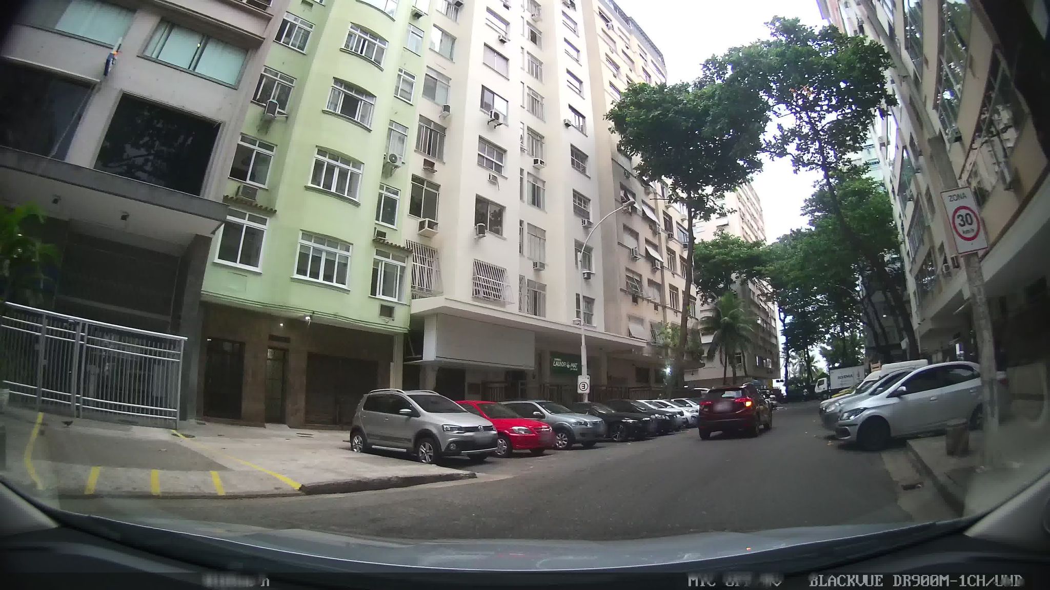 Street-level view near Edifício Brigadeiro Machado, Copacabana