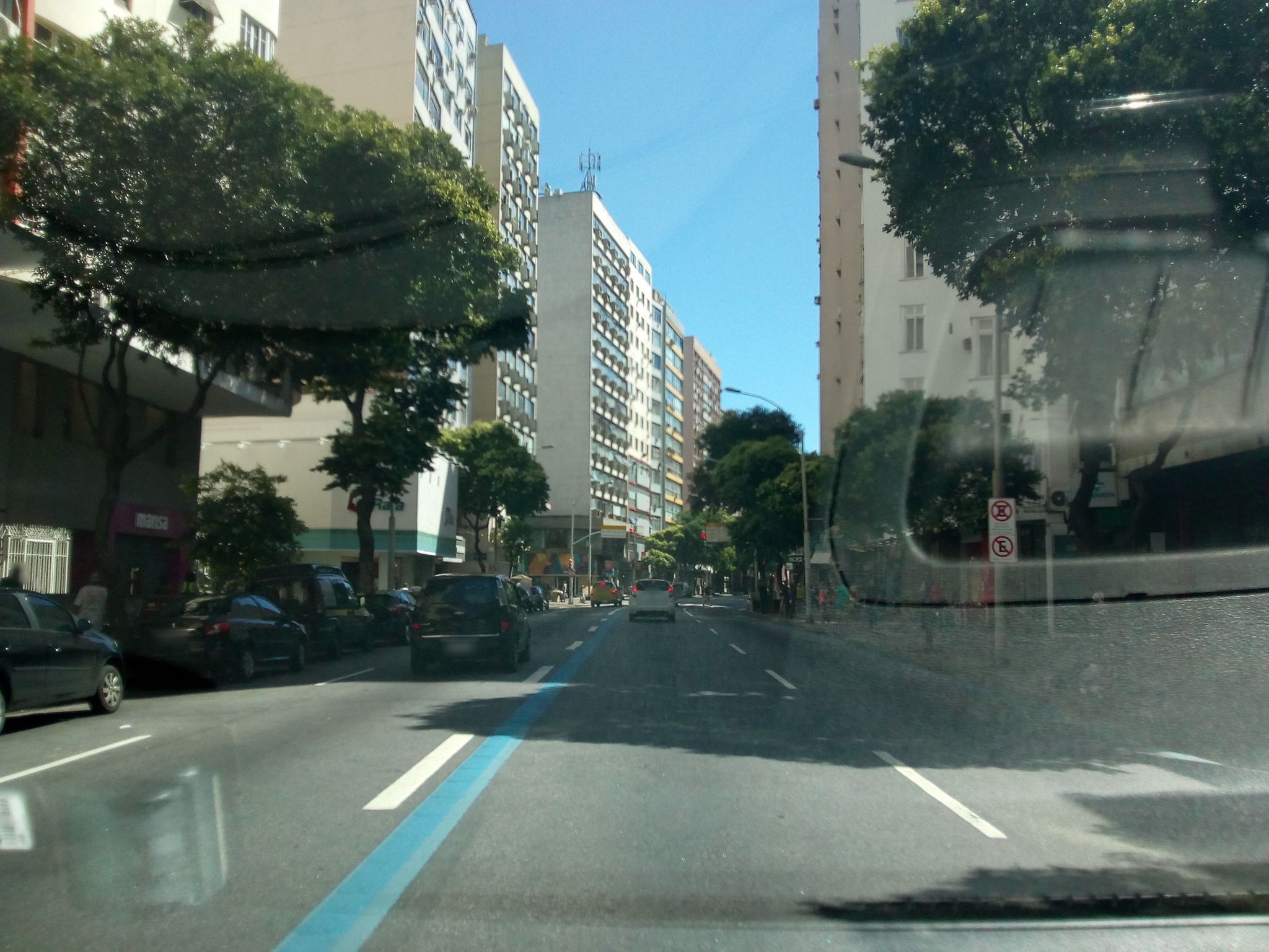 Street-level view near Edifício Brilhante, Leme