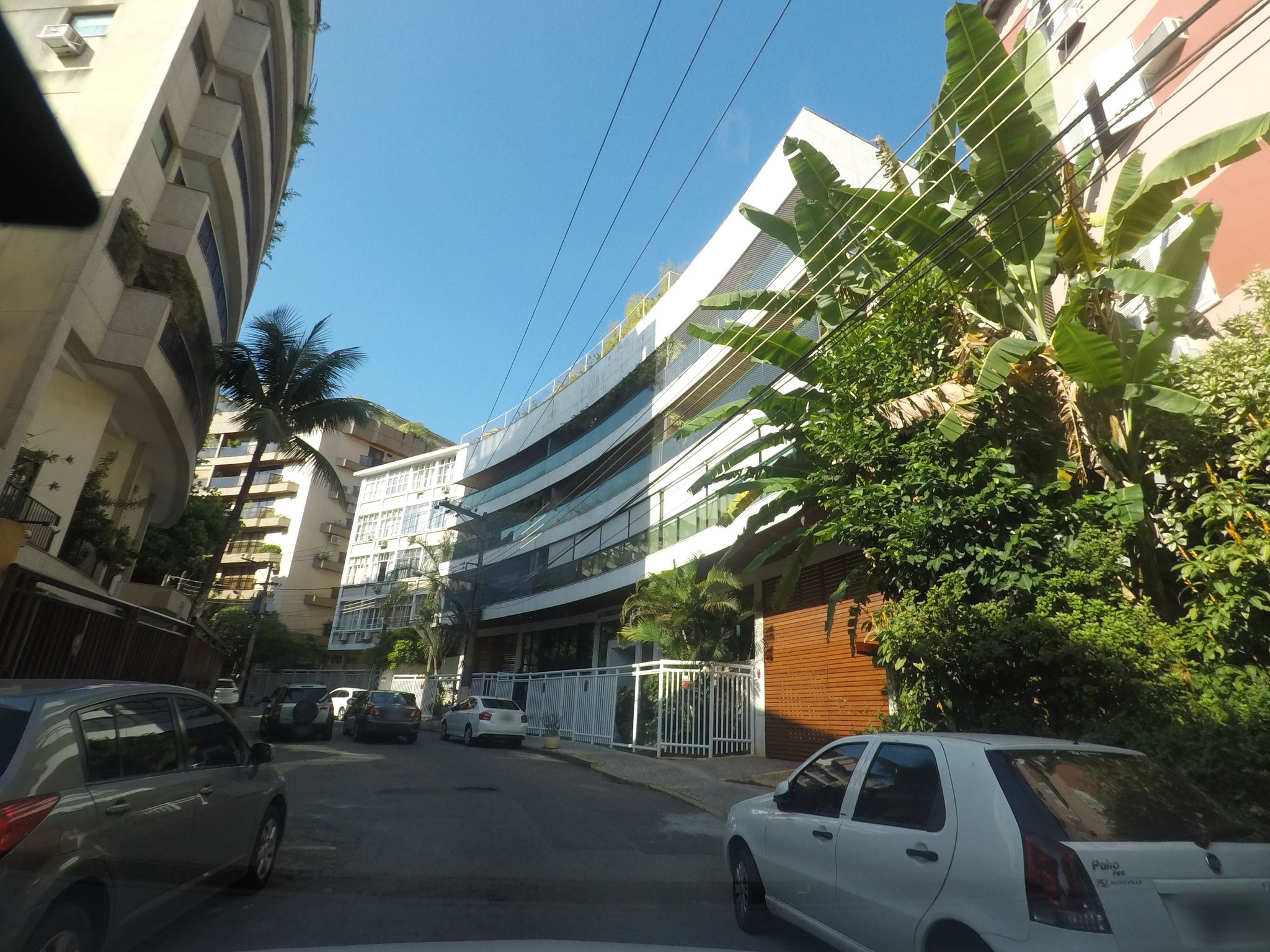 Street-level view near Edifício Brumas, Jardim Botânico