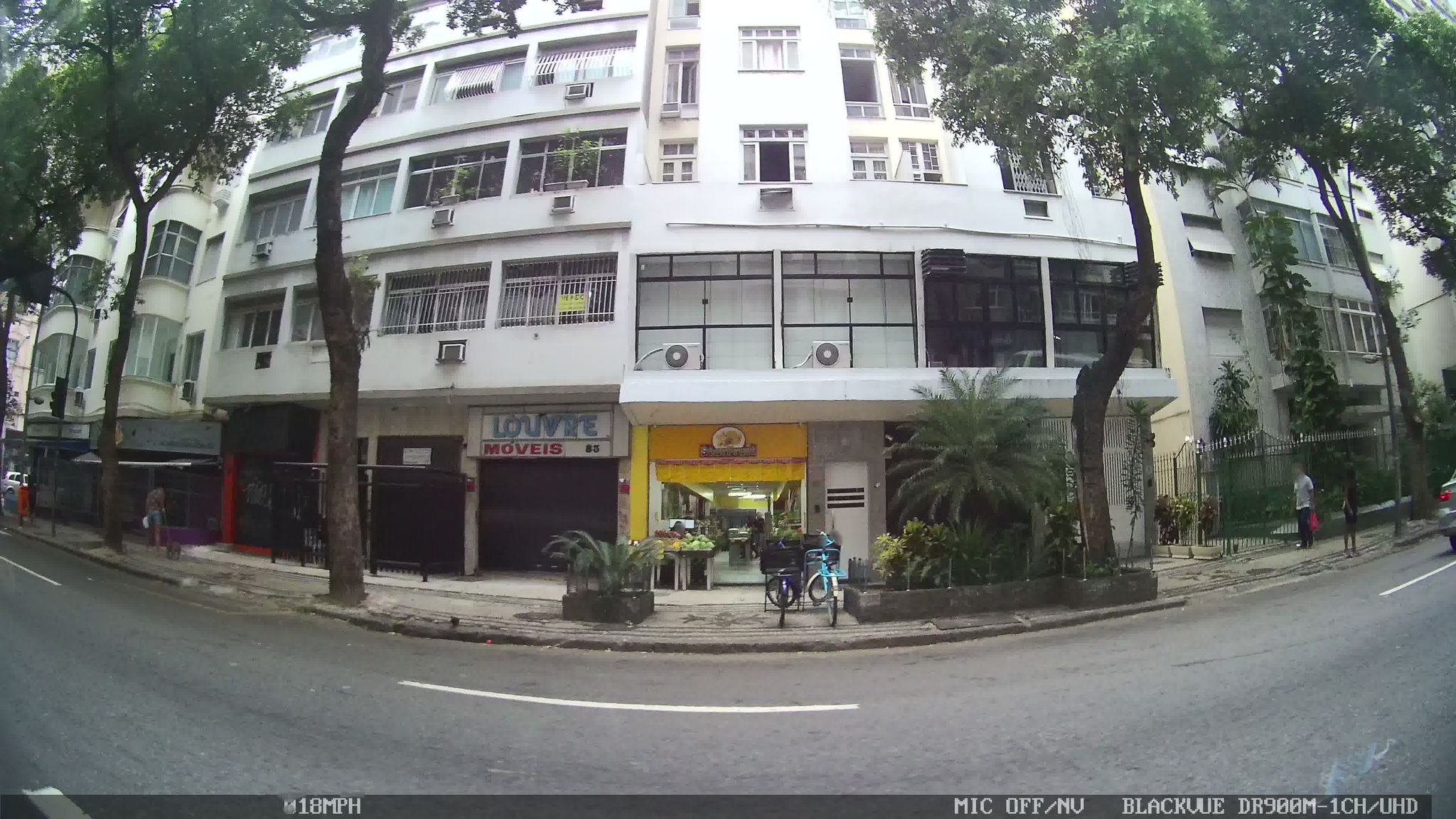 Street-level view near Edifício Bruno, Copacabana