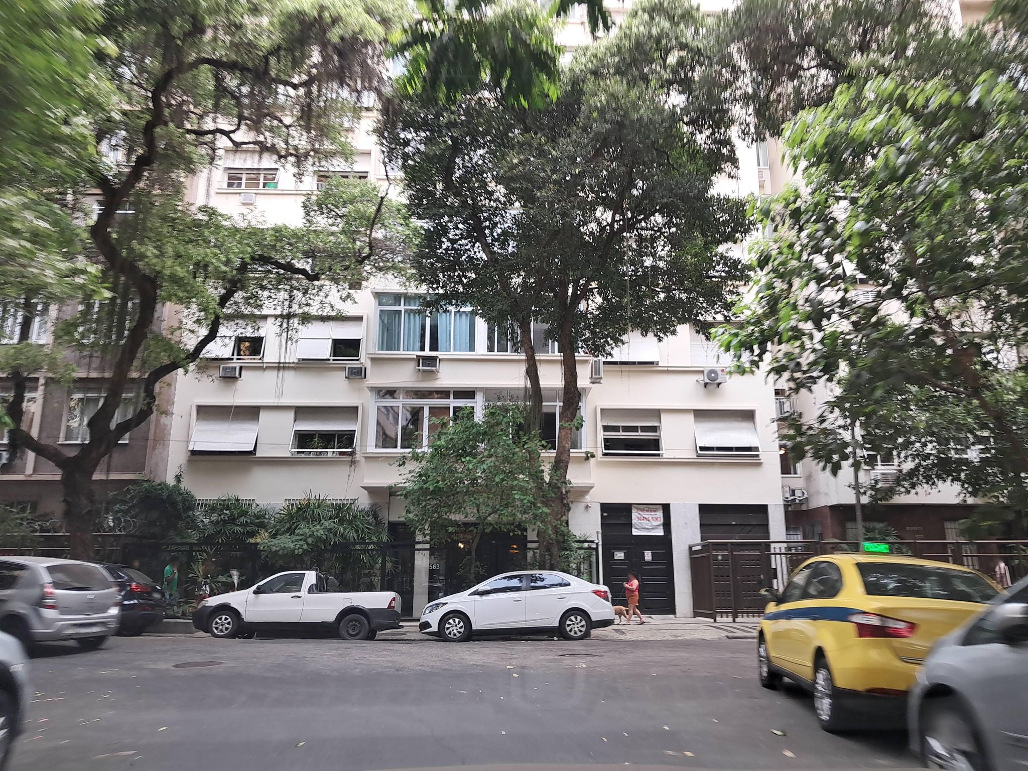 Street-level view near Edifício Buriti, Copacabana
