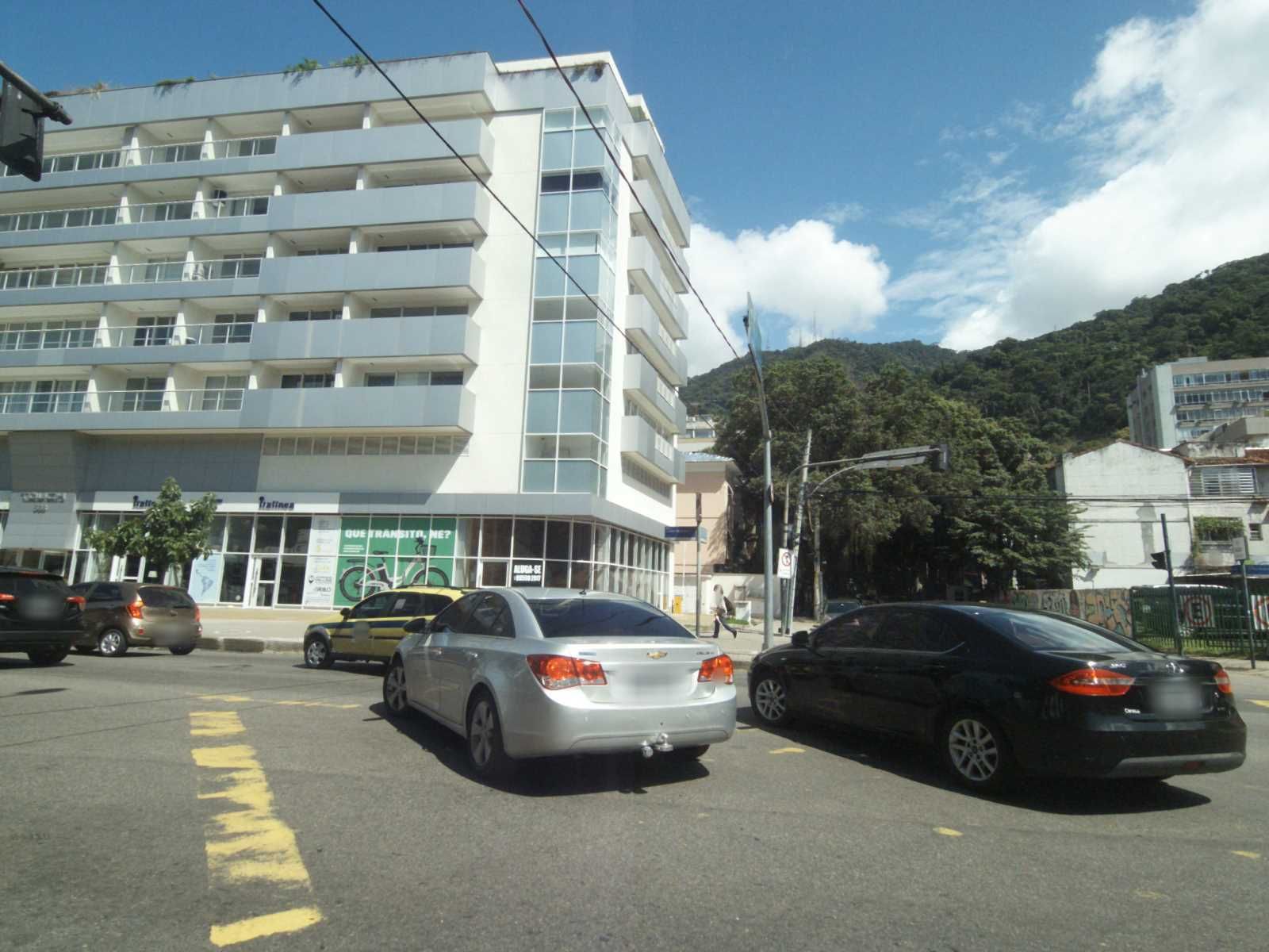 Street-level view near Edifício Butiá, Jardim Botânico