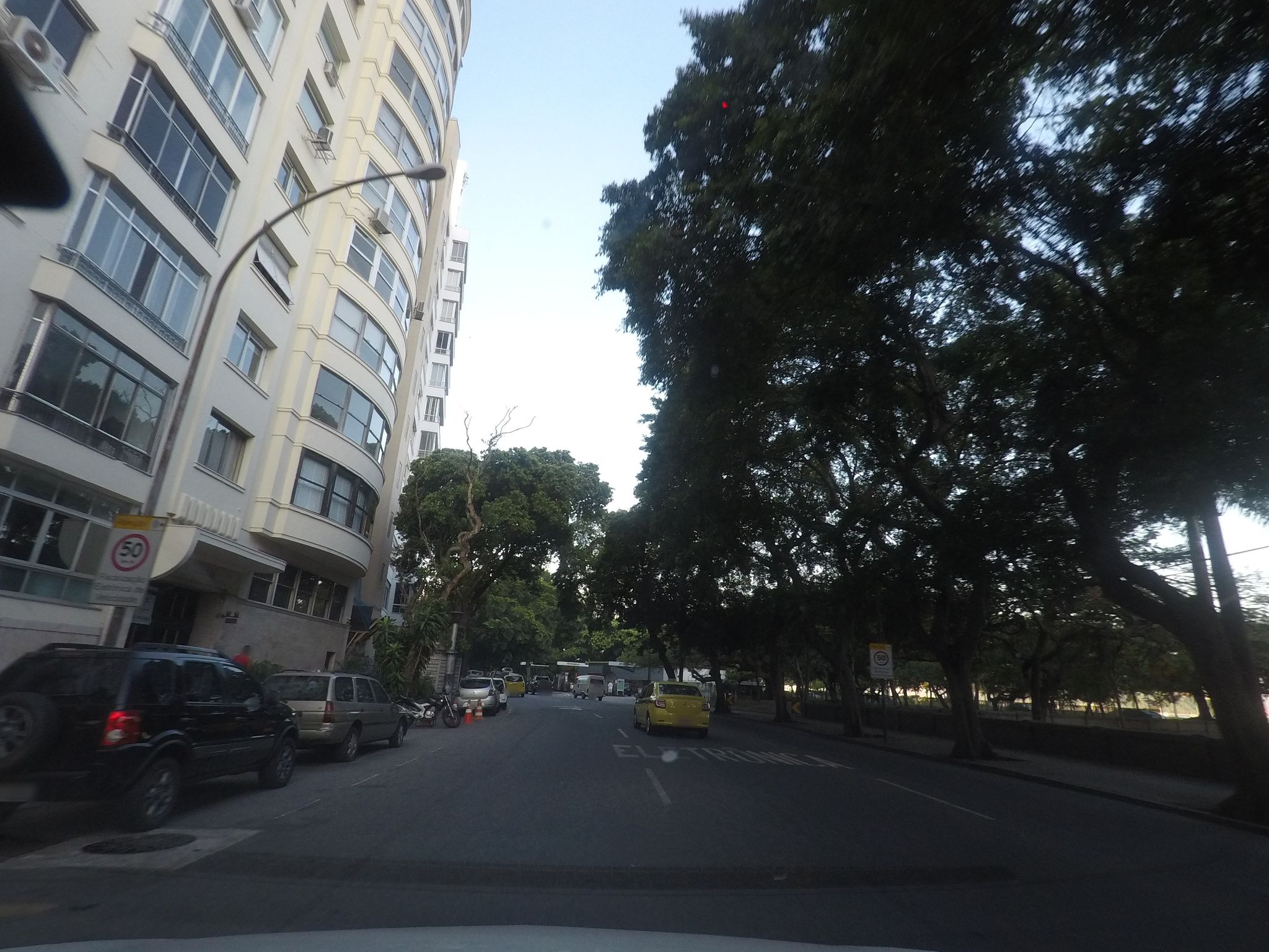 Street-level view near Edifício Cabo Frio, Botafogo