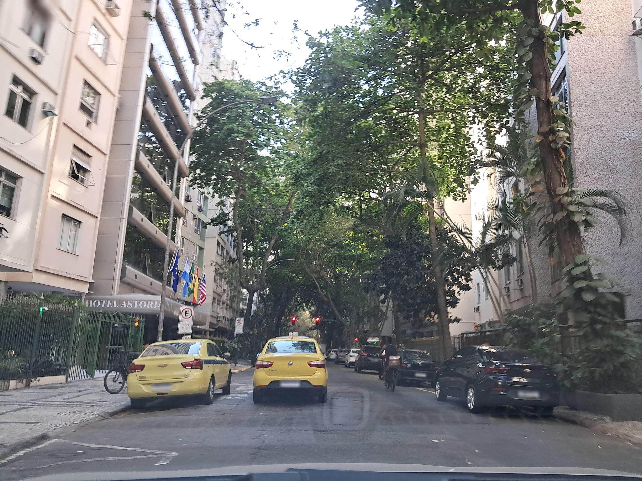 Street-level view near Edifício Caburé, Copacabana