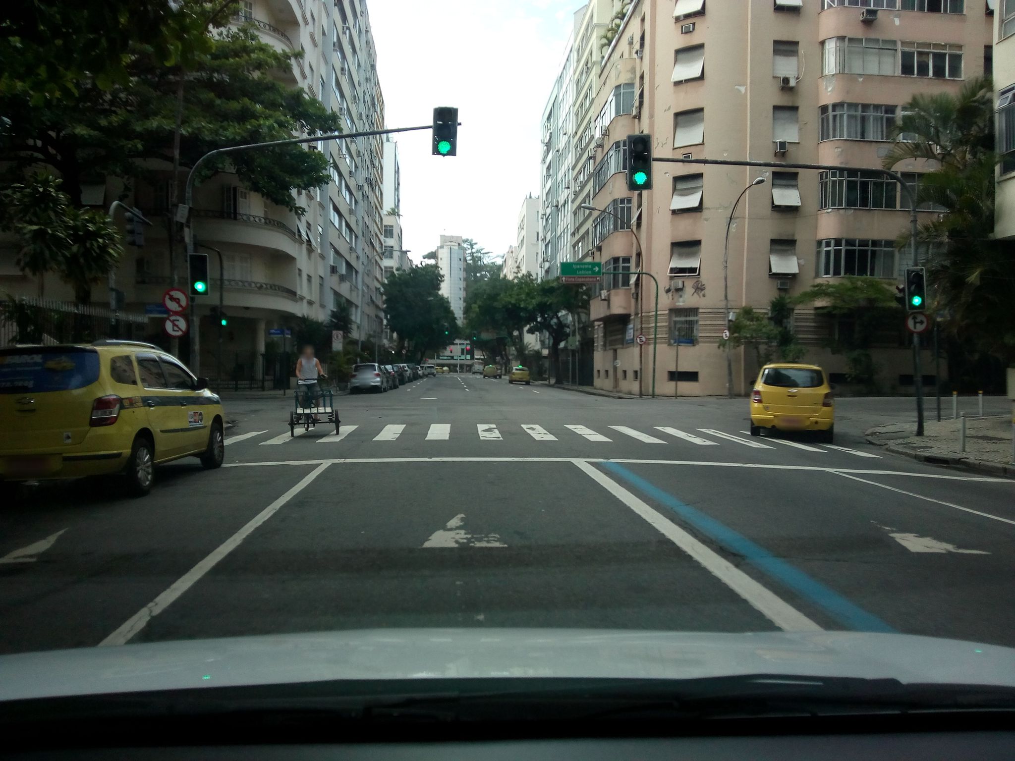 Street-level view near Edifício Cachoeira Dourada, Ipanema