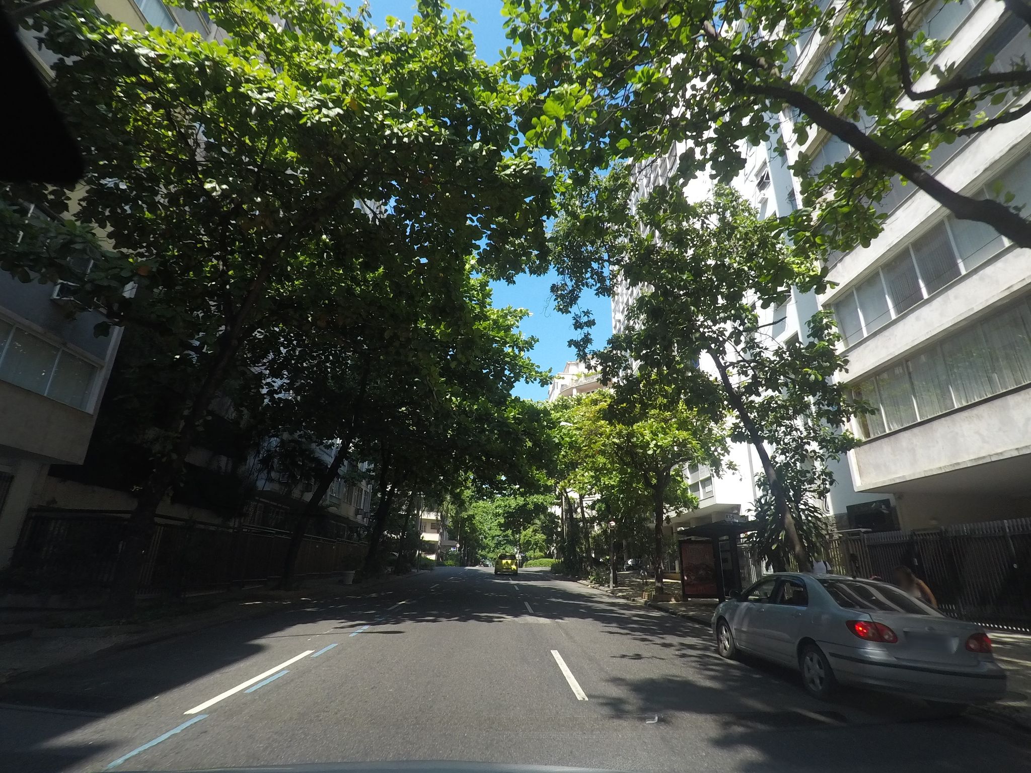 Street-level view near Edifício Cachoeira Dourada, Copacabana