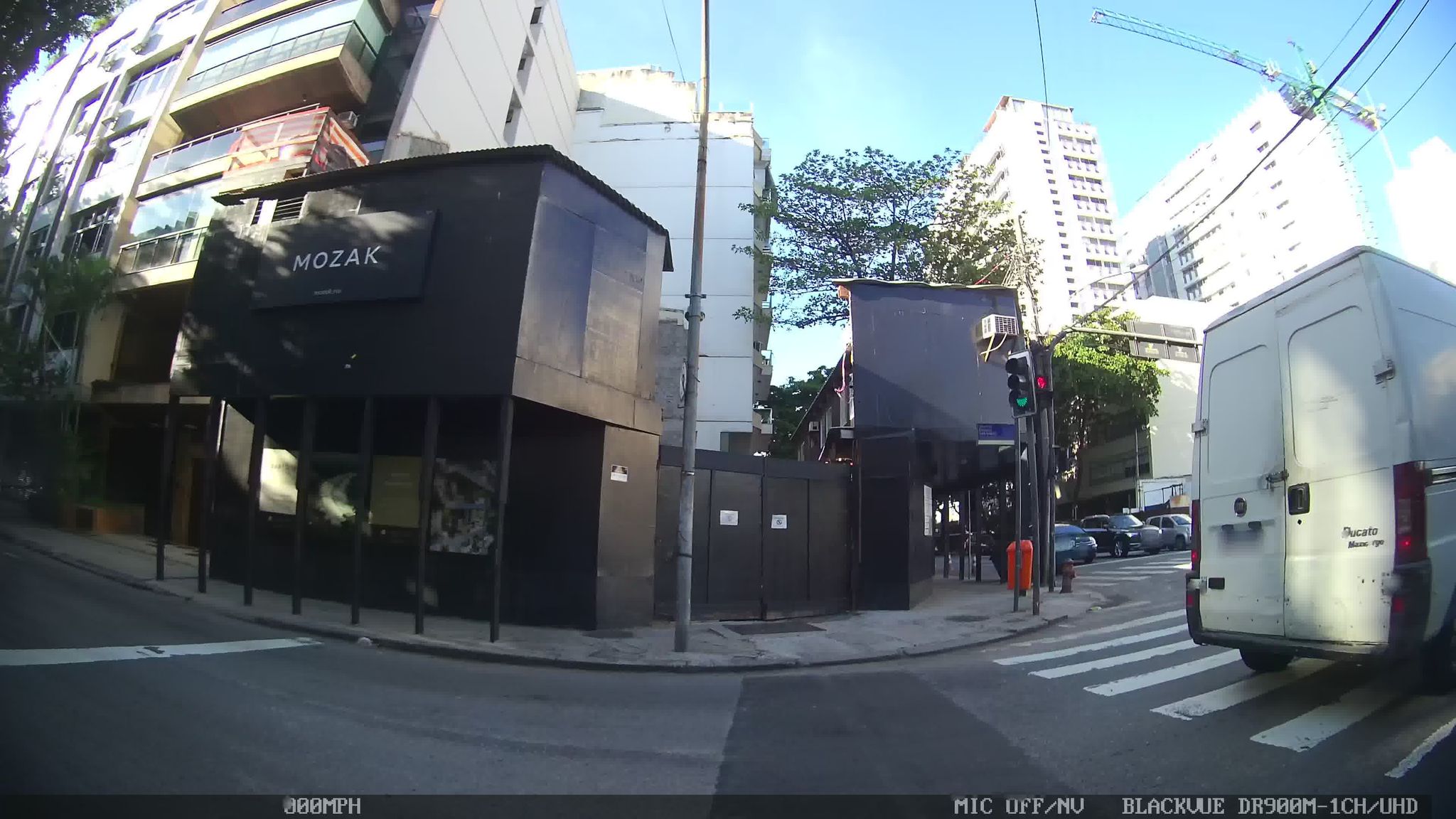 Street-level view near Edifício Cad Ferrat, Gávea