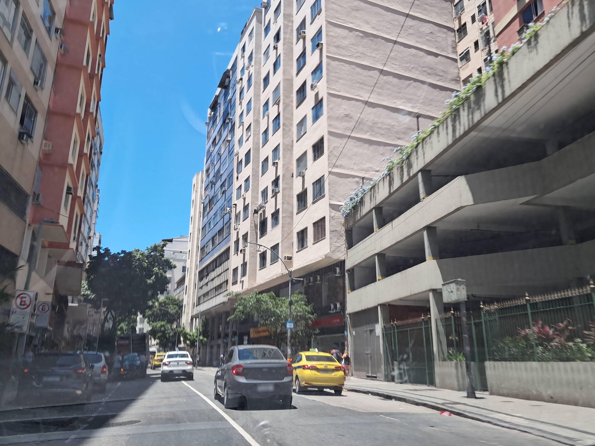 Street-level view near Edifício Caig, Centro