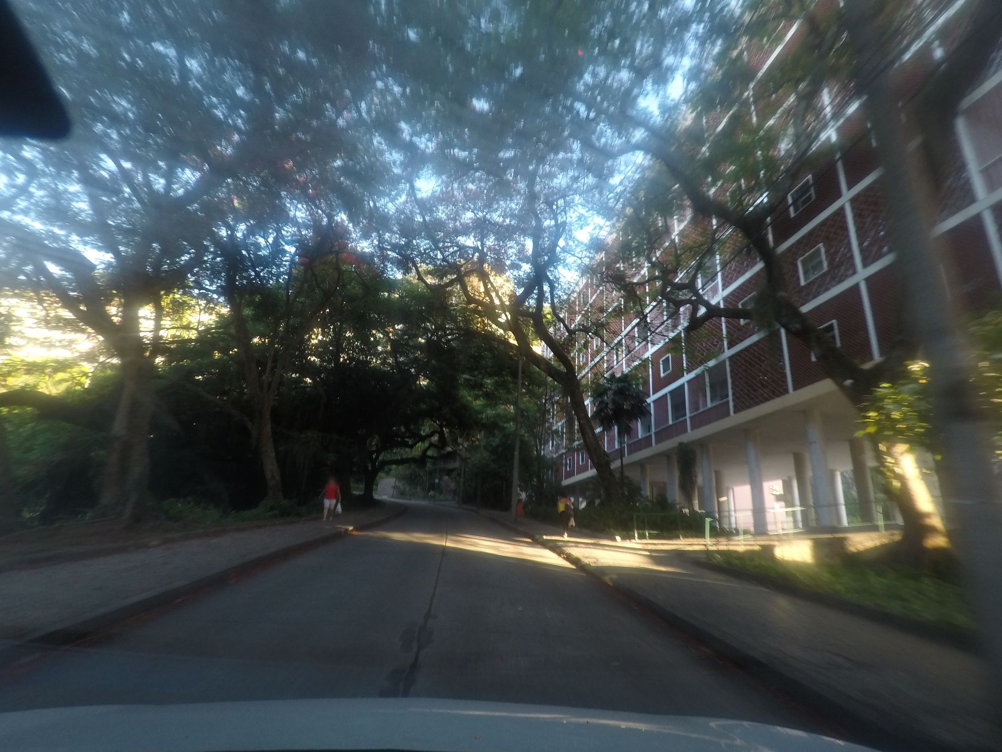 Street-level view near Edifício Caledônia, Laranjeiras