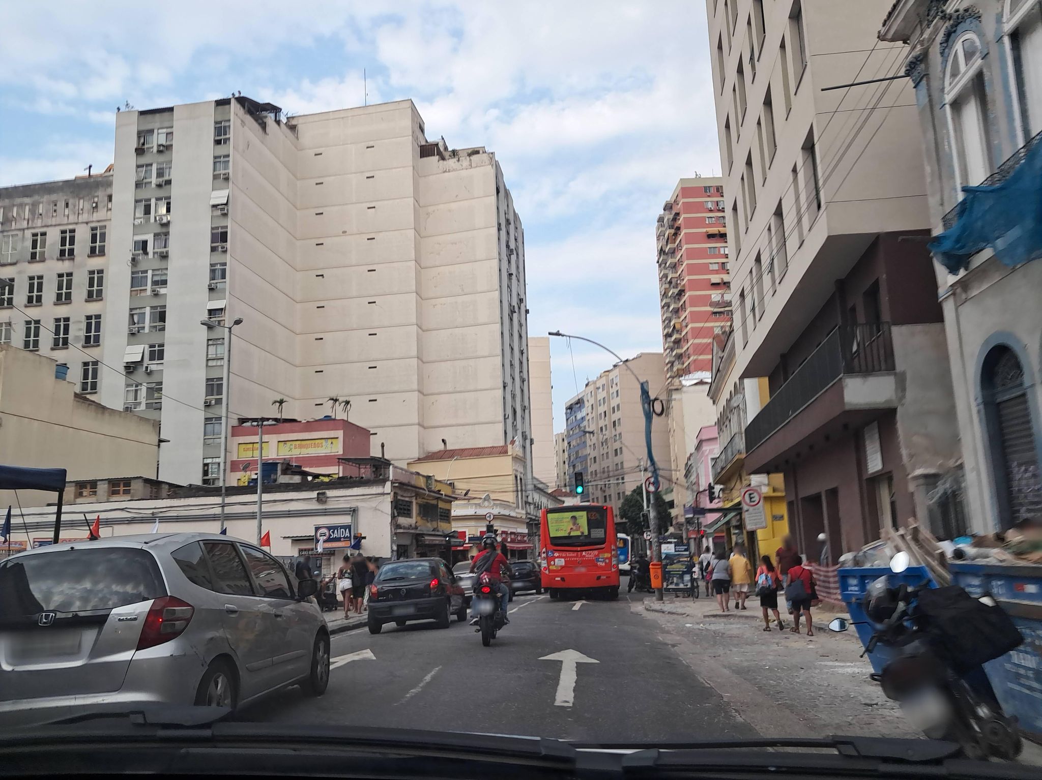 Street-level view near Edifício Calypso, Centro