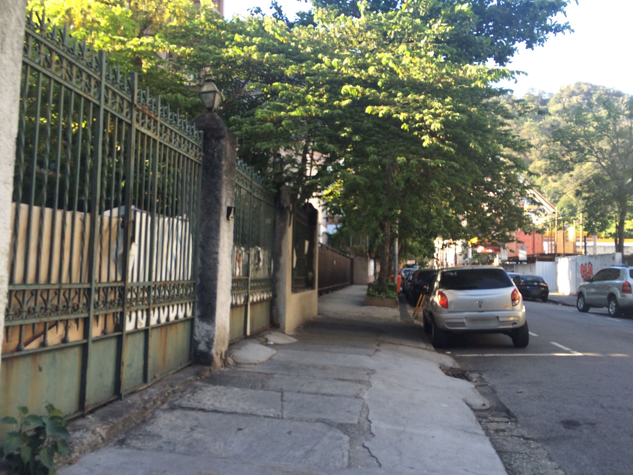 Street-level view near Edifício Camile, Botafogo