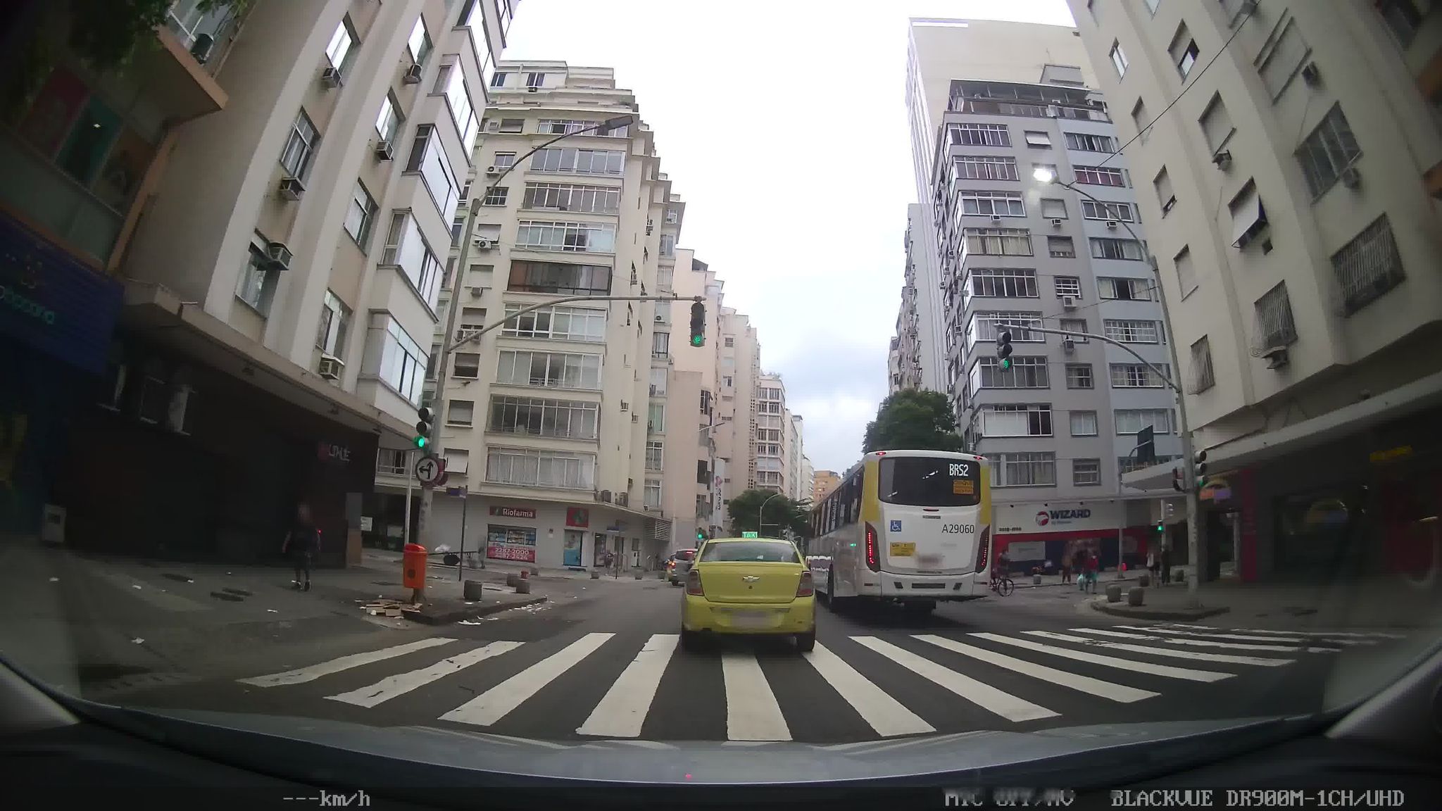 Street-level view near Edifício Camoaty, Copacabana